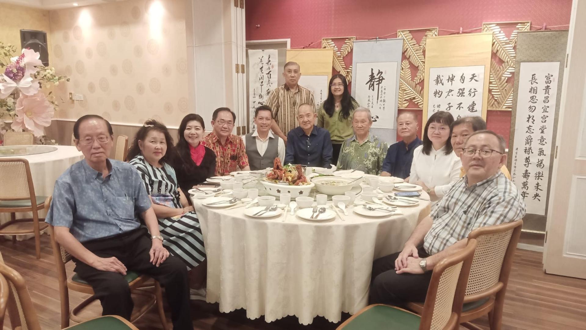 孙德安与 该会理事及嘉宾在主宾座合影