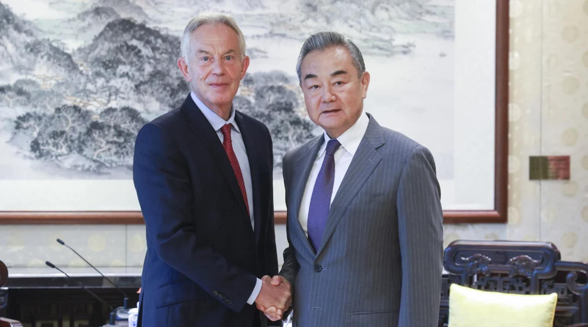 中国外交部长王毅（右）23日在北京与英国前首相布莱尔（左）会晤。