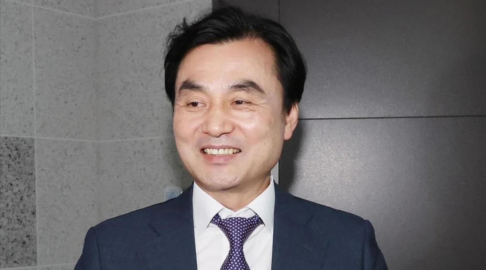 安圭伯是韩国64年来首位文人国防部长。