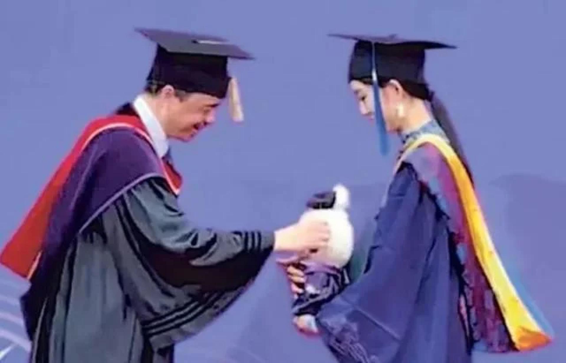 当副校长为该名毕业生拨穗后，对手中的玩偶也象征性地完成拨穗，还风趣地问道：“这是最近很火的Labubu吗？”