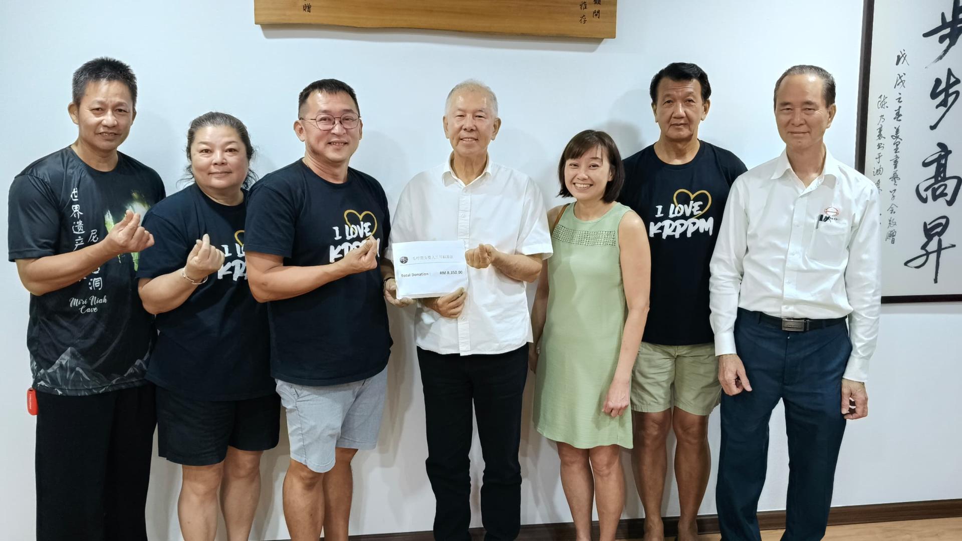 美里鸡群捷兔俱乐部主席李朋家（左3）移交善款给砂旅游部副部长兼美里人工耳蜗协会主席陈  超耀，右3为美里人工耳蜗协会财政杨雅慧。