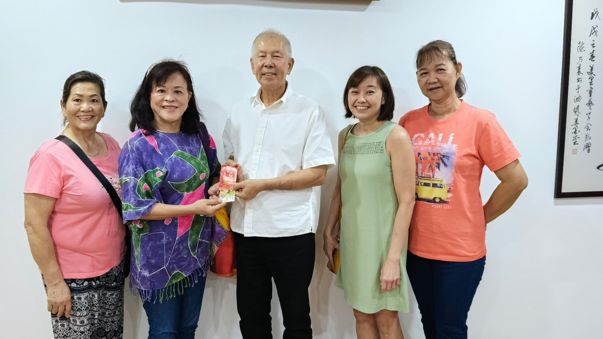 美里人工耳蜗协会主席拿督陈超耀（中）从美里燕子歌舞  文娱社社长郑小燕手中接过善款，左为秘书黄宝珠，右起为财政郑如貂  及杨雅慧。