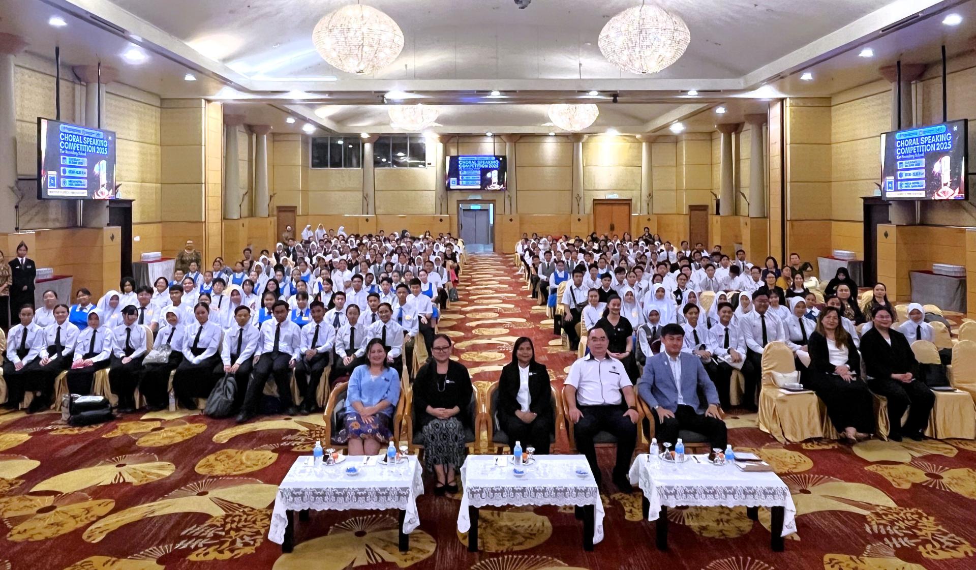 出席嘉宾与参赛学生合影。