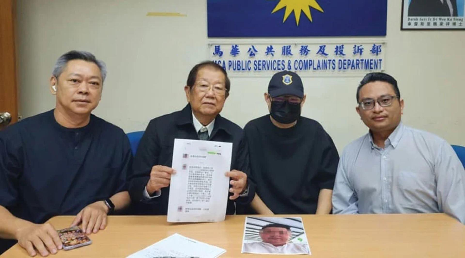 一名吴姓事主（右2）向张天赐求助，左起张天赐特别助理林炳顺与刘凯伦。