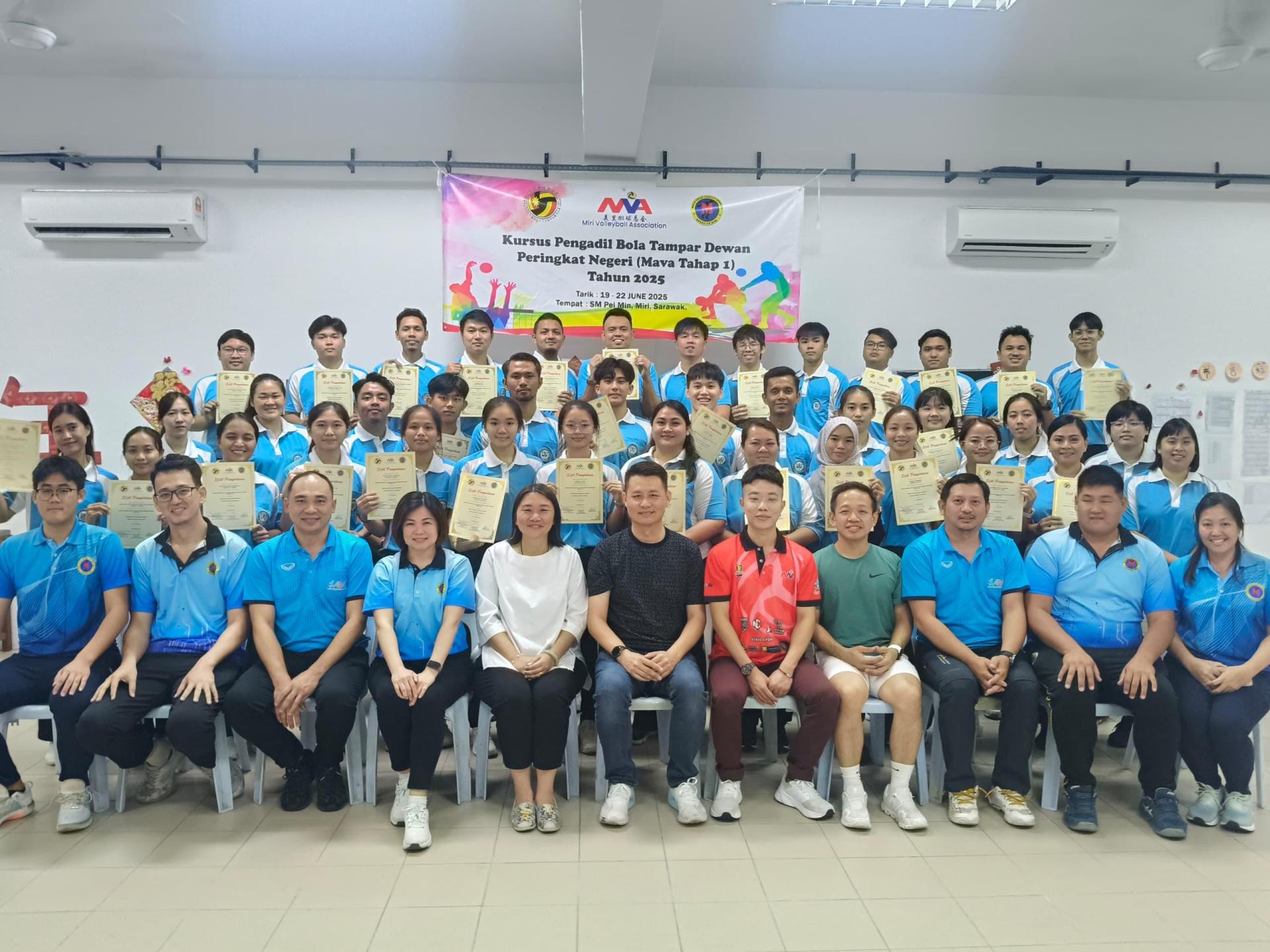 左五起是培民中学校长贝美娇，会长林思健律师，主席温凯富等和筹备会成员、讲师以及参与者合影。