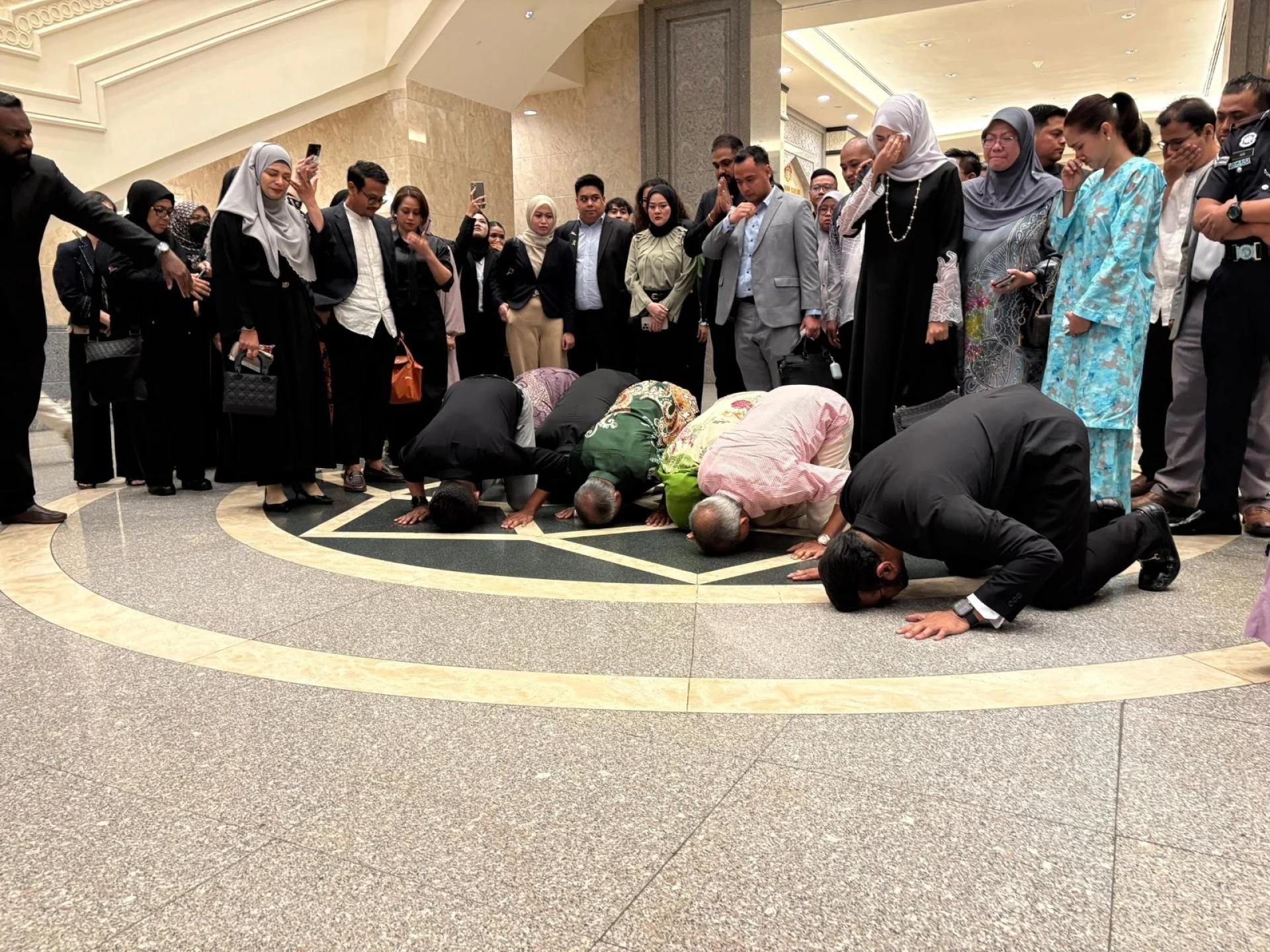 赛沙迪随即与父亲赛阿都拉曼阿都拉一起行“跪拜谢恩”（sujud syukur），并在母亲莎丽花玛哈妮及律师团陪同下出庭见媒体。