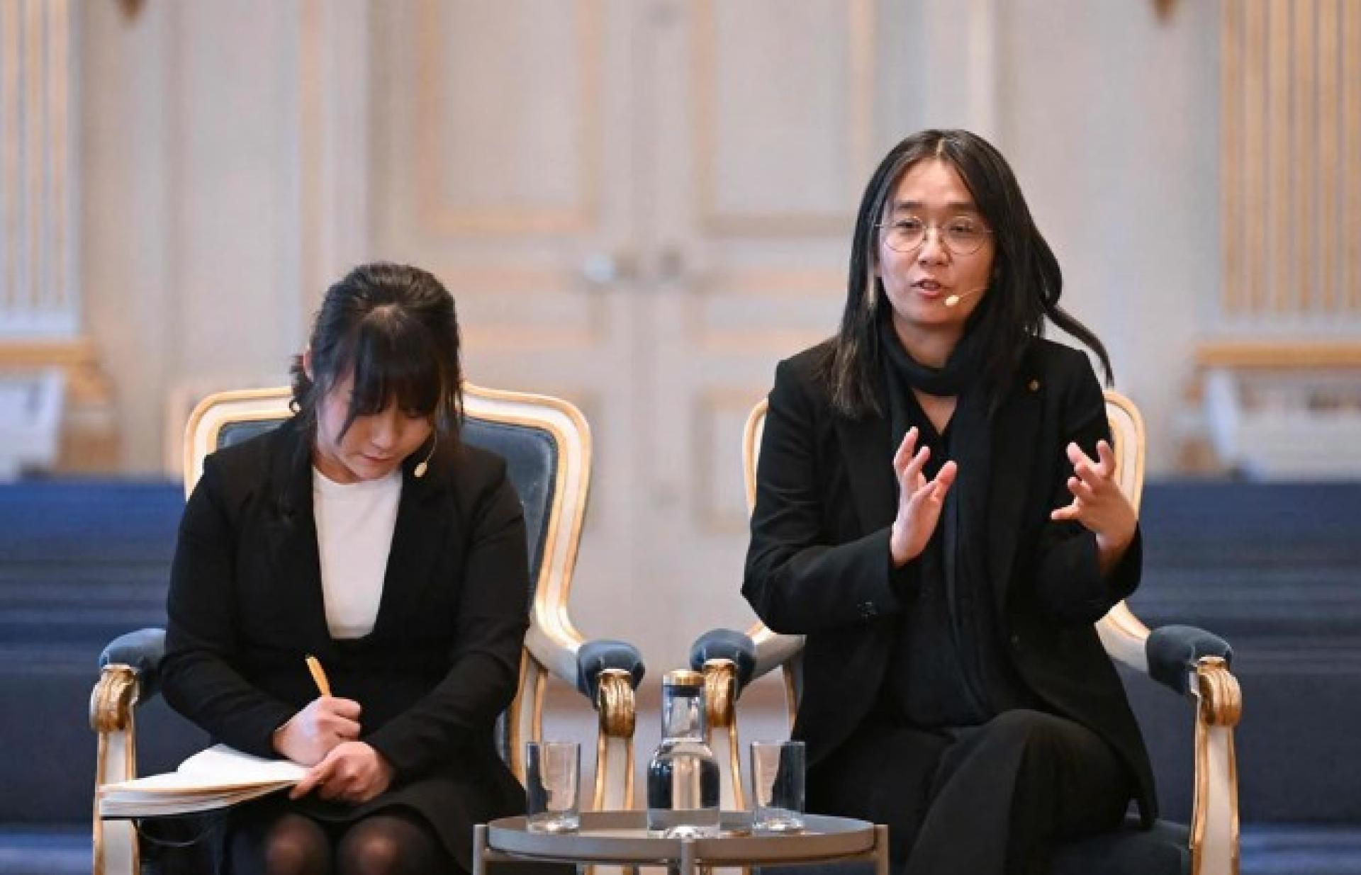 韩江（右）在新闻发布会上发言，左为翻译人员。