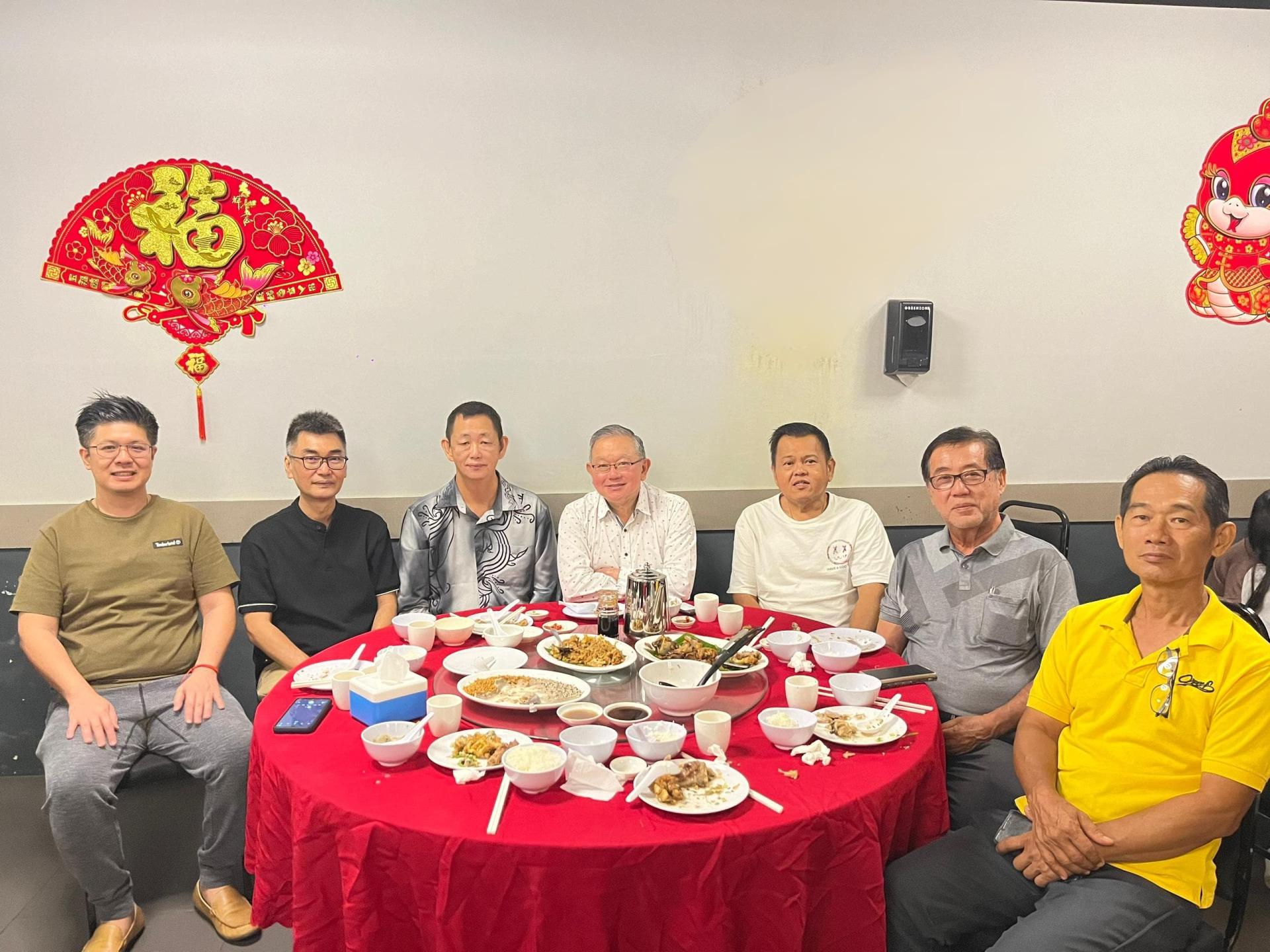 古晋中华书画研究会秘书长沈光盛、会员刘文保、会长田荣喜、鉴赏主任张国洲、副会长蔡明卫、理事徐希丰与汶莱中华书画文化协会会长杨镇声在餐会上合影