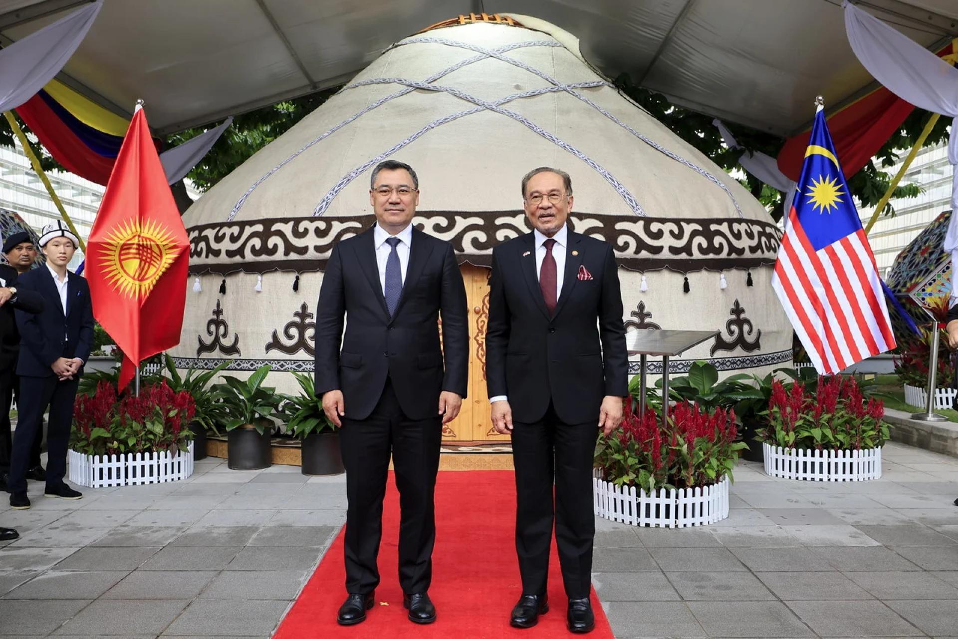 安华（右起）与扎帕罗夫会面时合影。