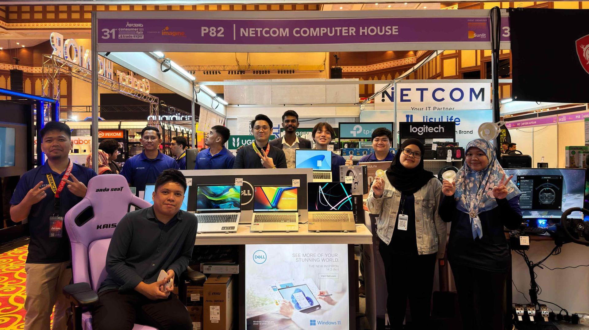 Netcom销售员工在展位上合影