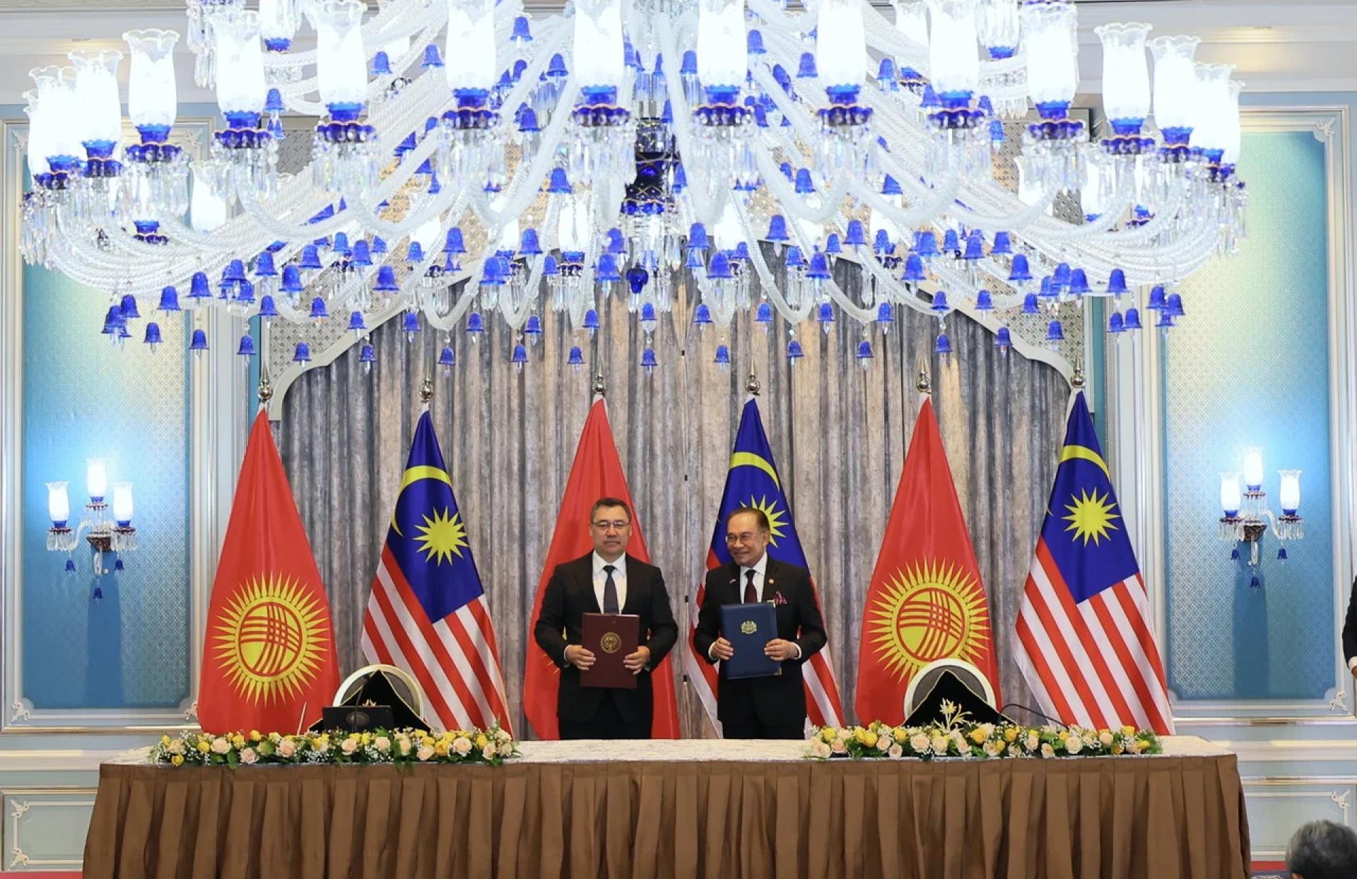 马来西亚与吉尔吉斯共和国周三签署一系列放眼加强双边关系的谅解备忘录和互换照会。左起为扎帕罗夫及安华。