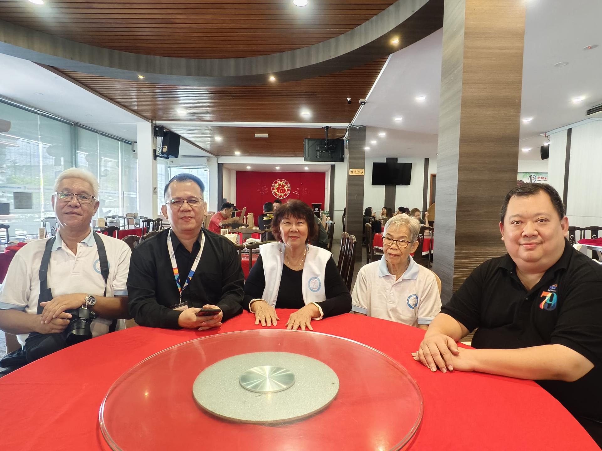 “WE CARE”2025慈善宿将公开歌唱赛新闻发布会。左起为陈世平、黄隆兴、筹委会主席陈超梅、杨淑英及张旗何。