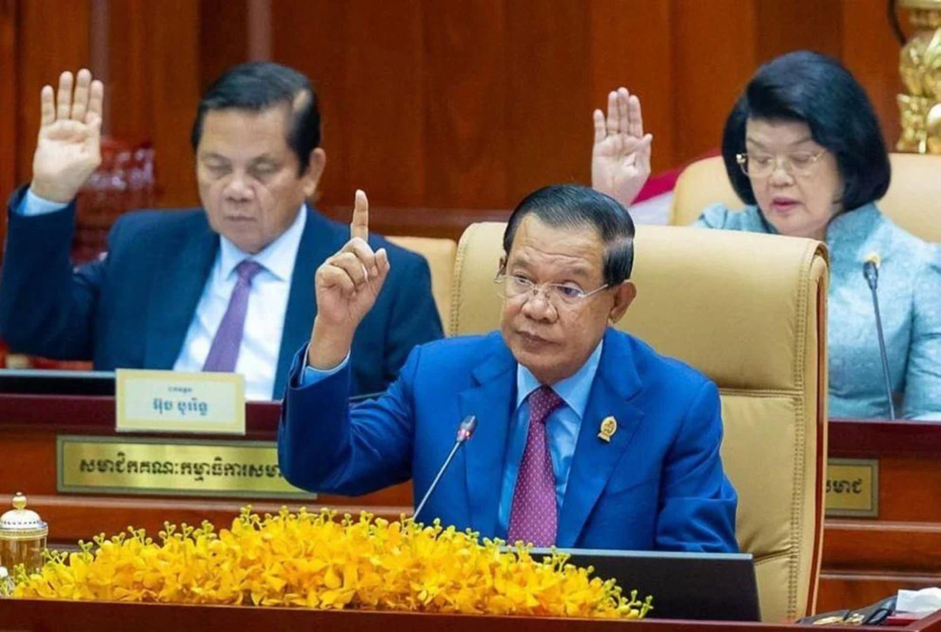 洪森留言写道：“依我判断，泰国将在未来三个月内产生新的首相，而我也已大致知道会是谁，但我就不说了，留点悬念。”
