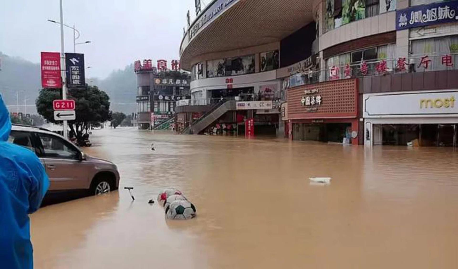 贵州榕江县市区24日出现水浸情况。