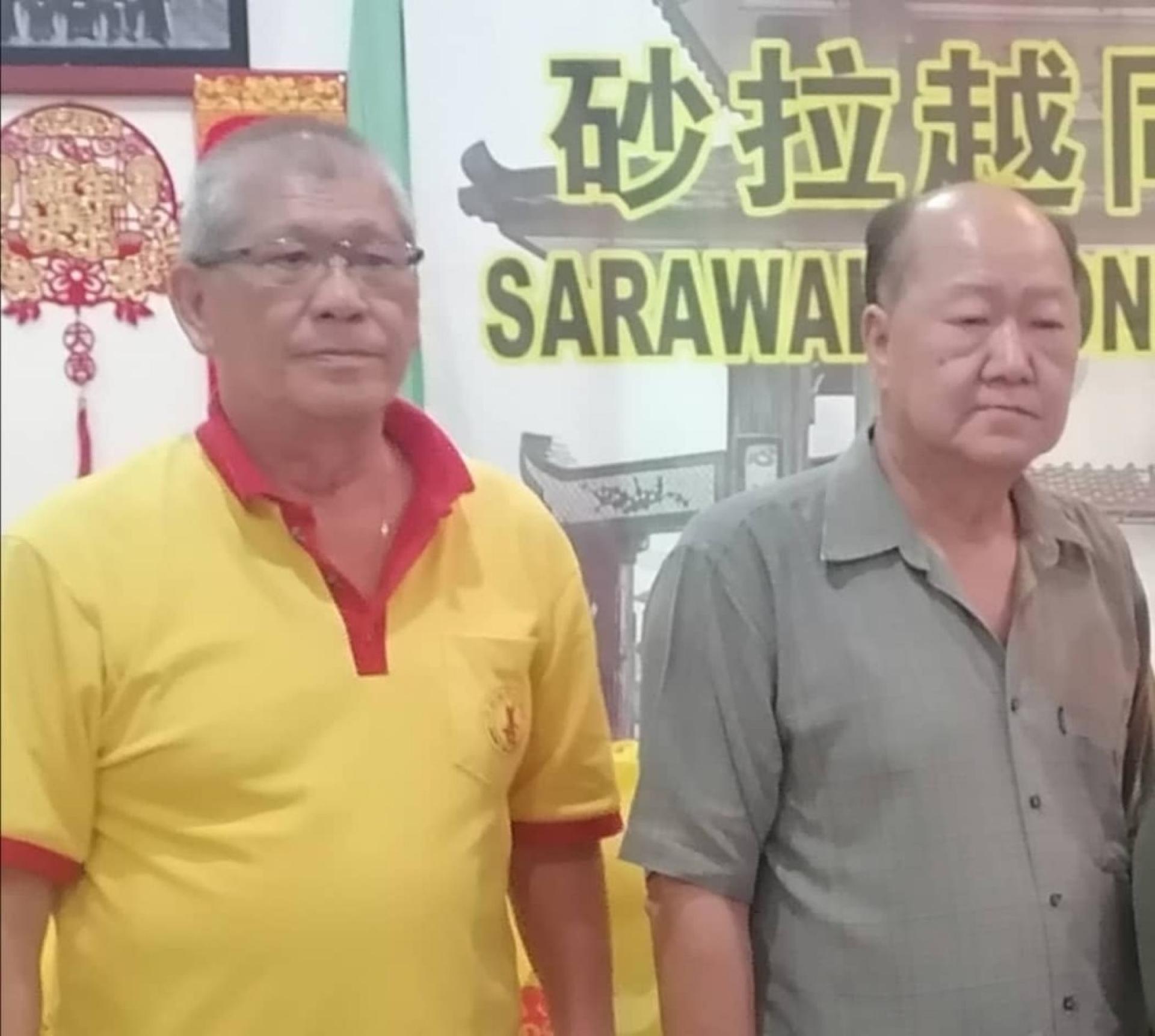 砂同心善堂主席黄国远（右）与副秘书副秘书李锦财。