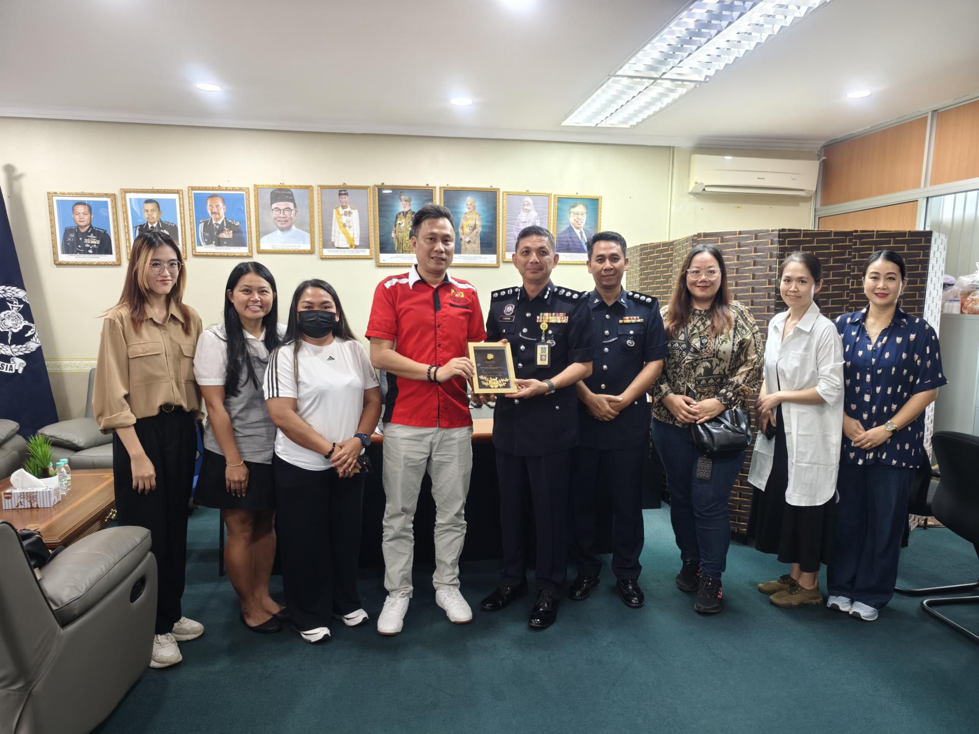 北砂新闻从业员协会会长蔡传晋（左4）赠送纪念品给美里警区主任李炳强助理总监时合影。