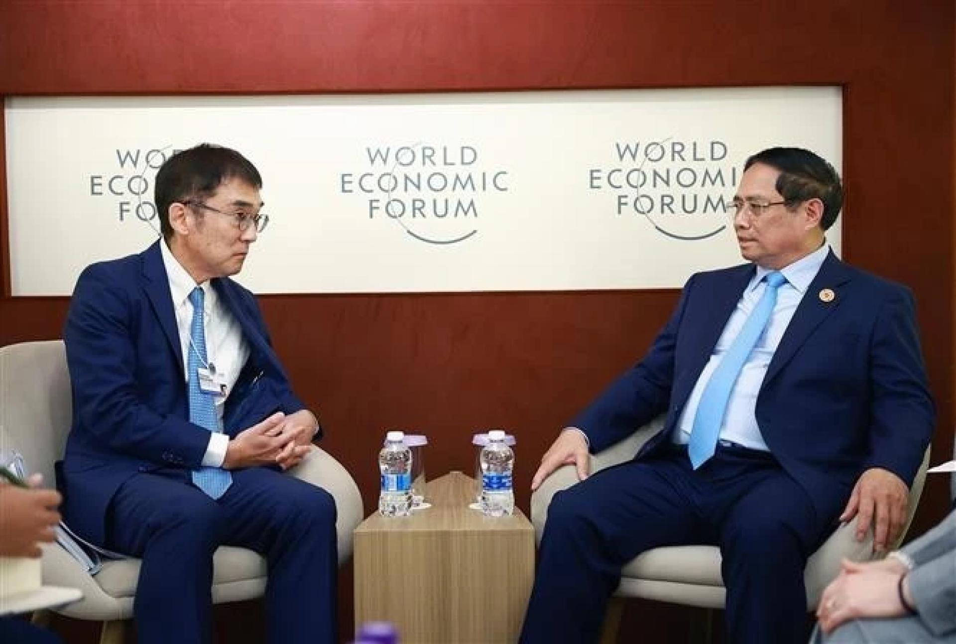 越南政府总理范明政会见东盟与东亚经济研究所所长渡边哲也教授。
