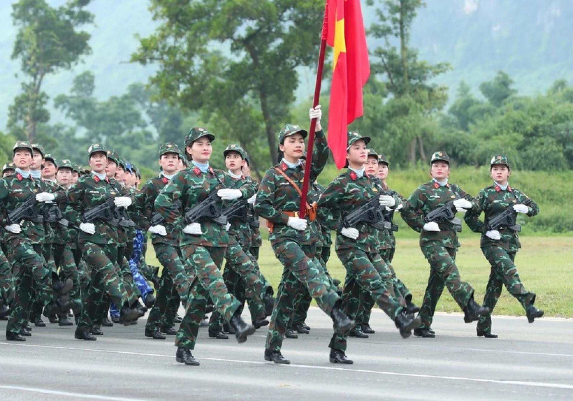 女兵方阵参加合练。