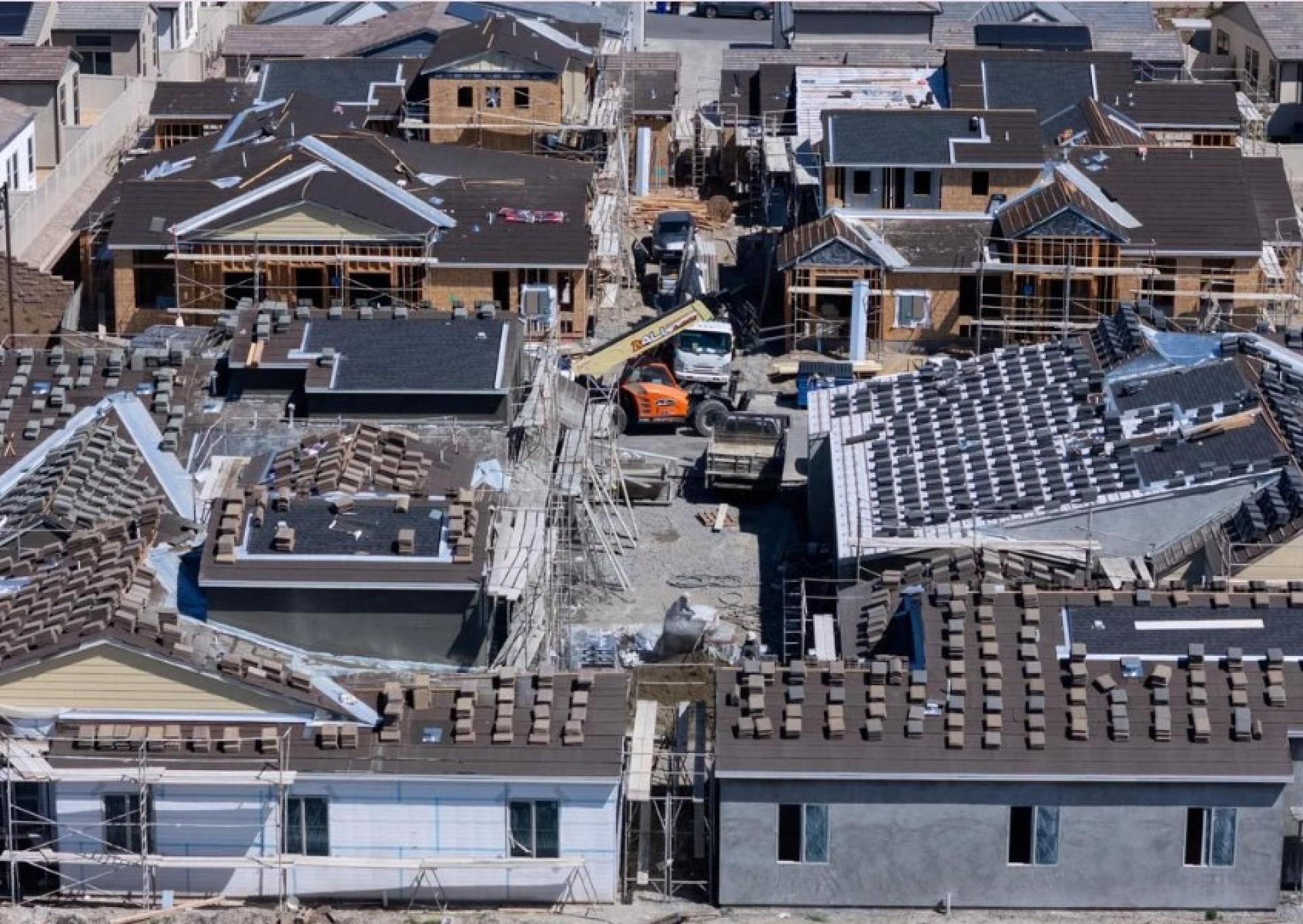 3月25日，无人机拍摄的美国加利福尼亚州圣迭戈一处独栋住宅建筑工地。