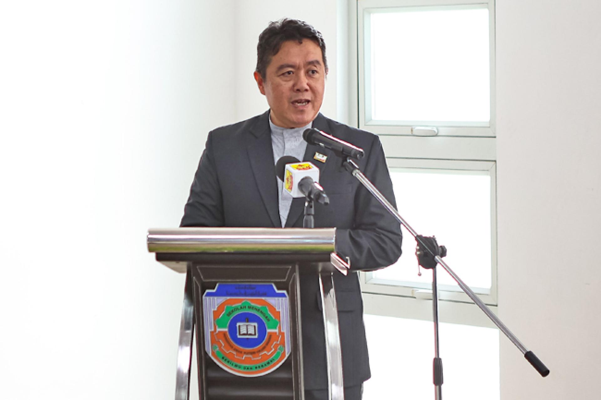 教育部常任秘书长（高等教育）阿兹曼在会上致词