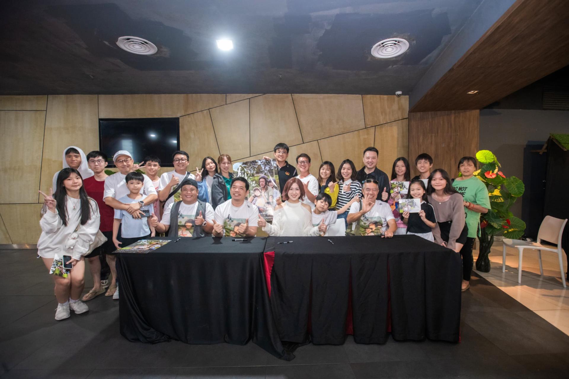 美里大埔同乡会青年团等人合影，坐者左起诗巫演员陈叮咚、导演李子剑、大马创作歌手罗忆诗、中国童星金梦翼及大马画家古天发。