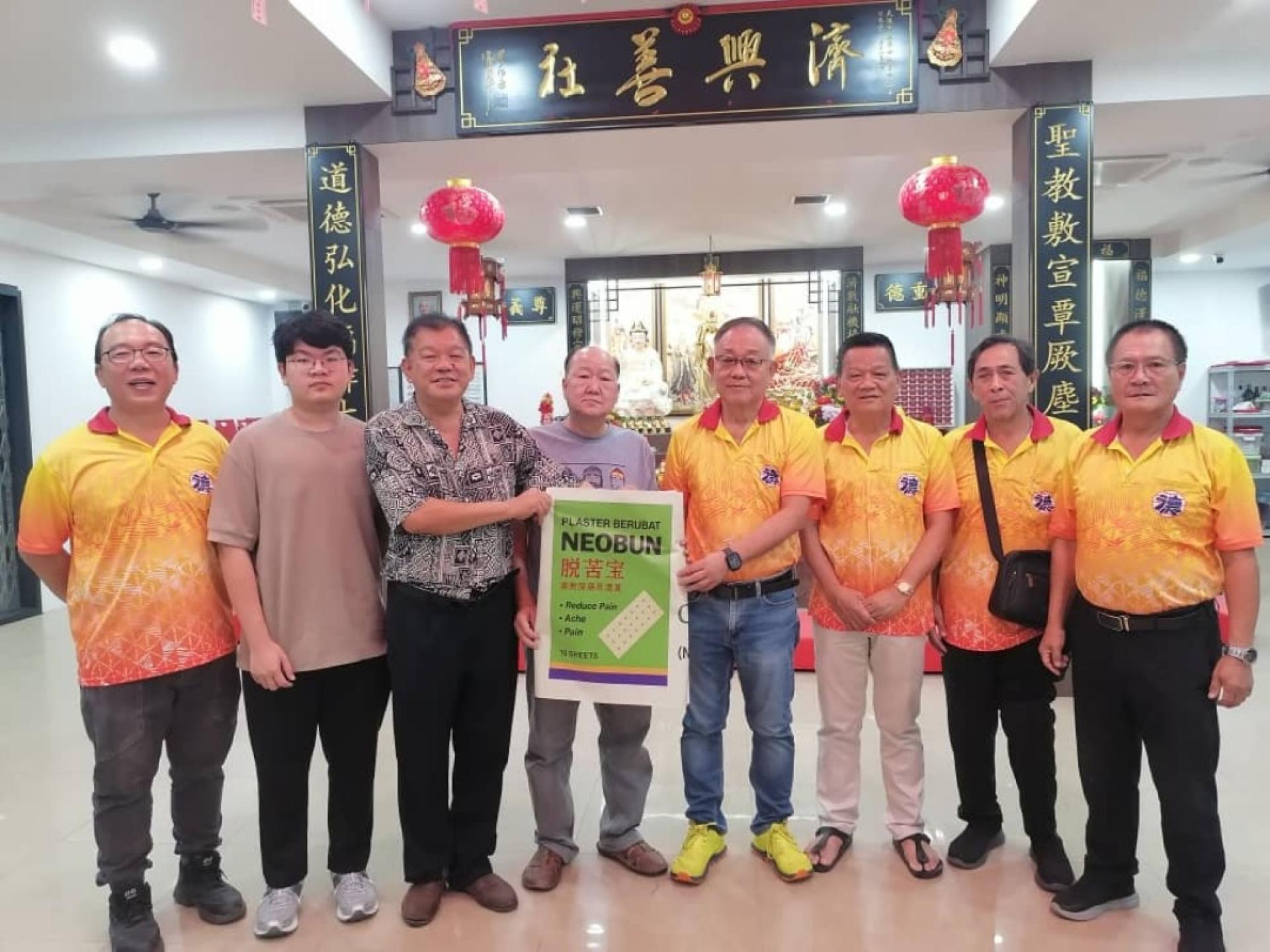 会诊筹委主席陈中兴（左3起），协办方砂同心善堂主席黄国远、济兴善社社长陈瑞兴、热心者龚德良、筹委陈惠生、罗炎贤；林庆鸿（左起）、李长钱合影。