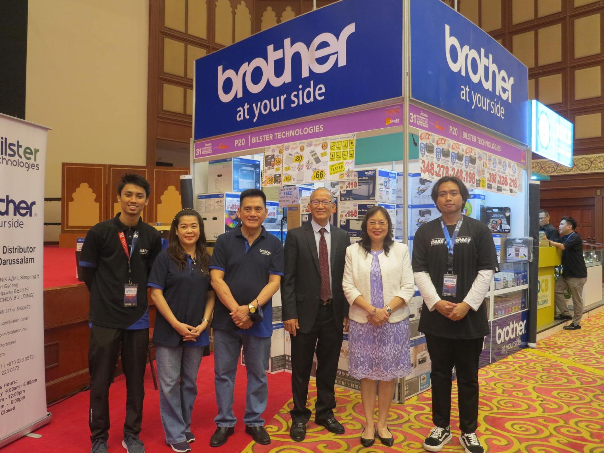 观念集团 总经理包平生伉俪与该公司职员在代理BROTHER品牌展位合影