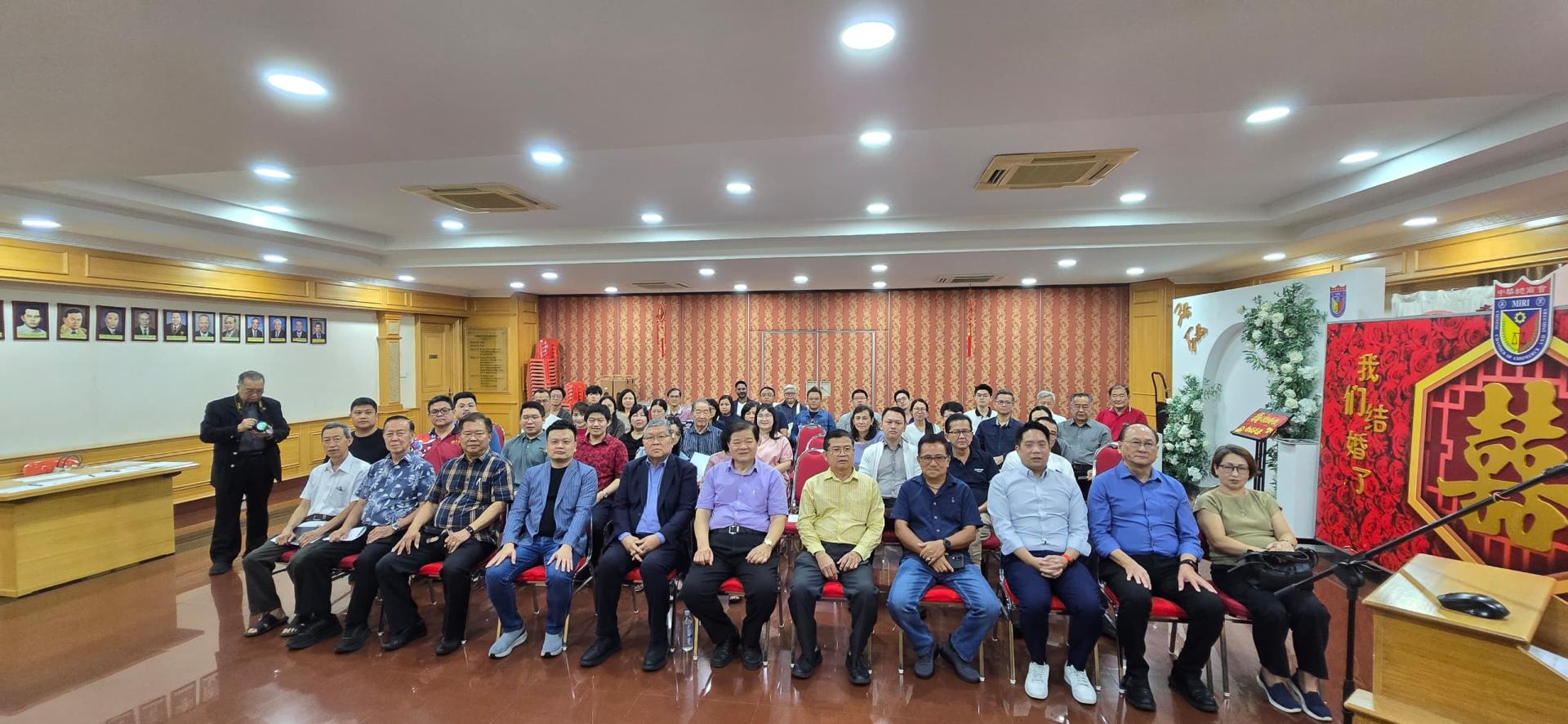“提前规划分享会”讲座反应热烈，全体出席者合影。右5起为美里中华总商会名誉会长李开运、理事长林昌陞及第一副理事长卢耀喜。