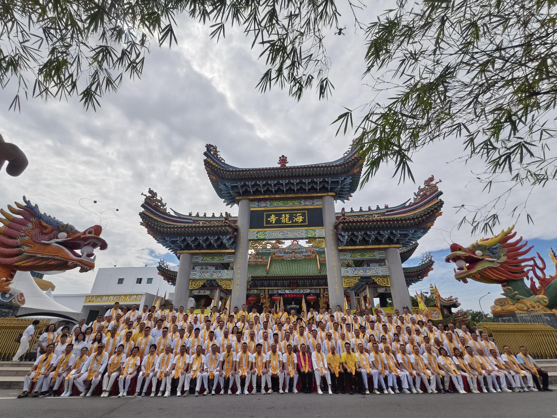 全体与各圣宫代表及掌玺圣宫庆典工委会在美里海龙寺殿前合影留念，留下历史性一刻。