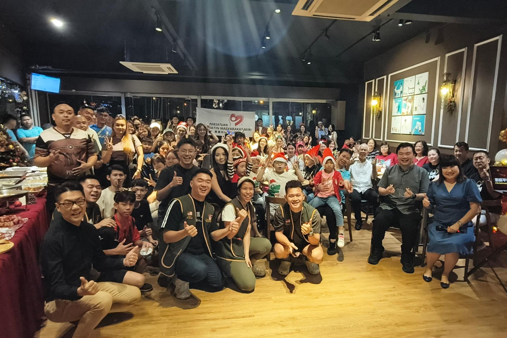 全体参与美里社区关怀团队举办的欢庆圣诞音乐联欢晚会的出席者合照。