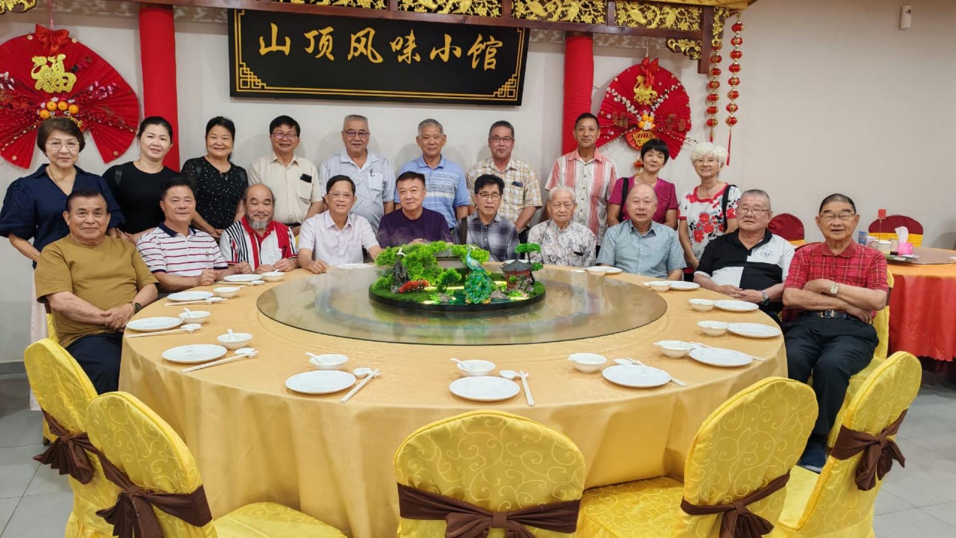 世界蔡氏宗亲总会副主席蔡远东（前排左4）、美里蔡氏公会主席蔡明敏（前排左5）、永久名誉会长蔡高船（前排右4）、永久名誉顾问蔡明建（前排右3）、永久名誉顾问本固鲁蔡刚明（前排左1）、名誉主席蔡明耕（前排左3）、前主席蔡秀雄（前排右5）以及各出席理事合影于交流会上。