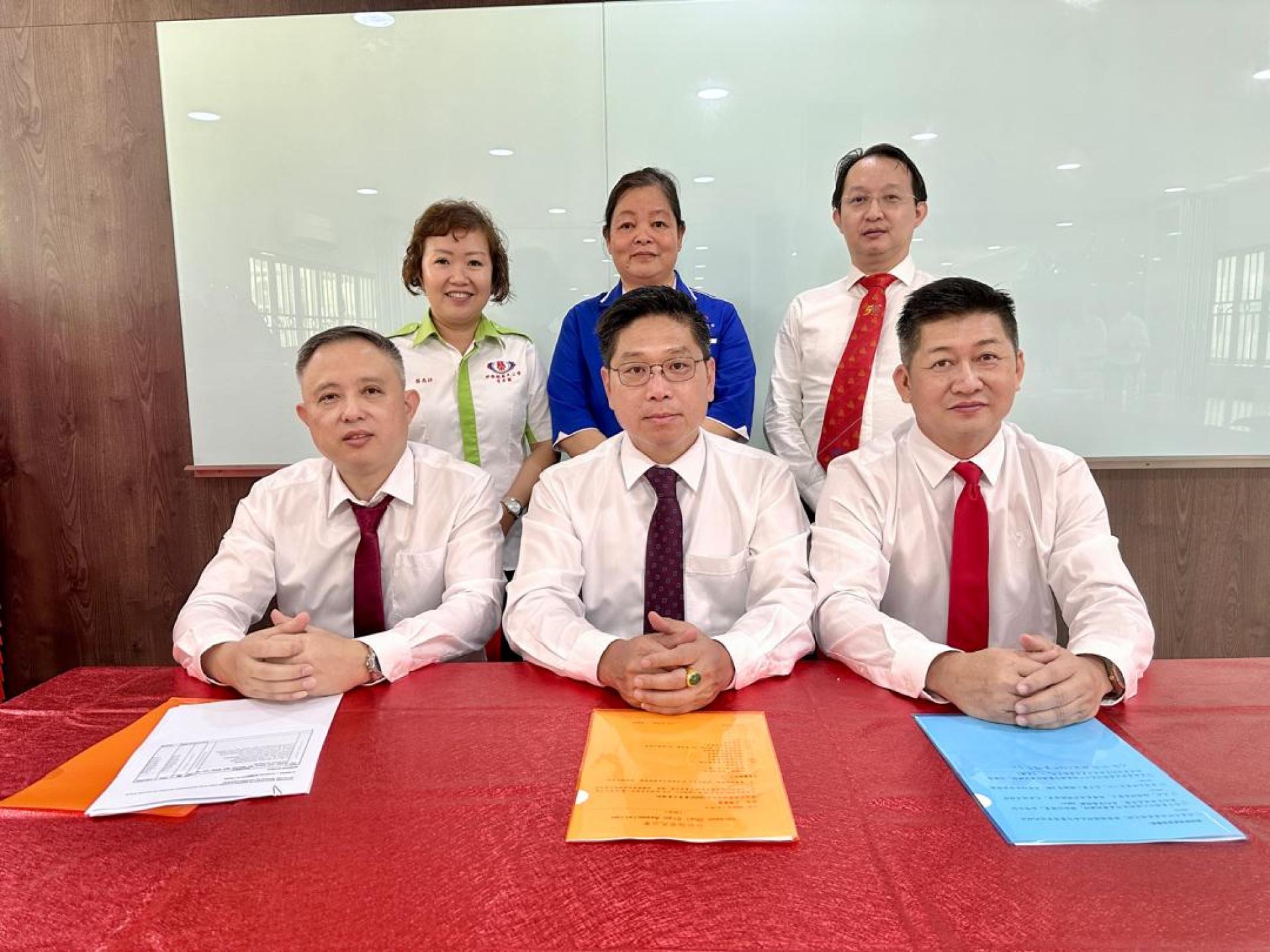 坐着左起为砂蔡氏公会审核小组副教育蔡枚利、主席蔡岷谷及教育主任蔡明龙.站着左起青年团教育惠蔡诗老师(站左)、西连工委会秘书蔡惠秋校长及副总务蔡慧星合影。