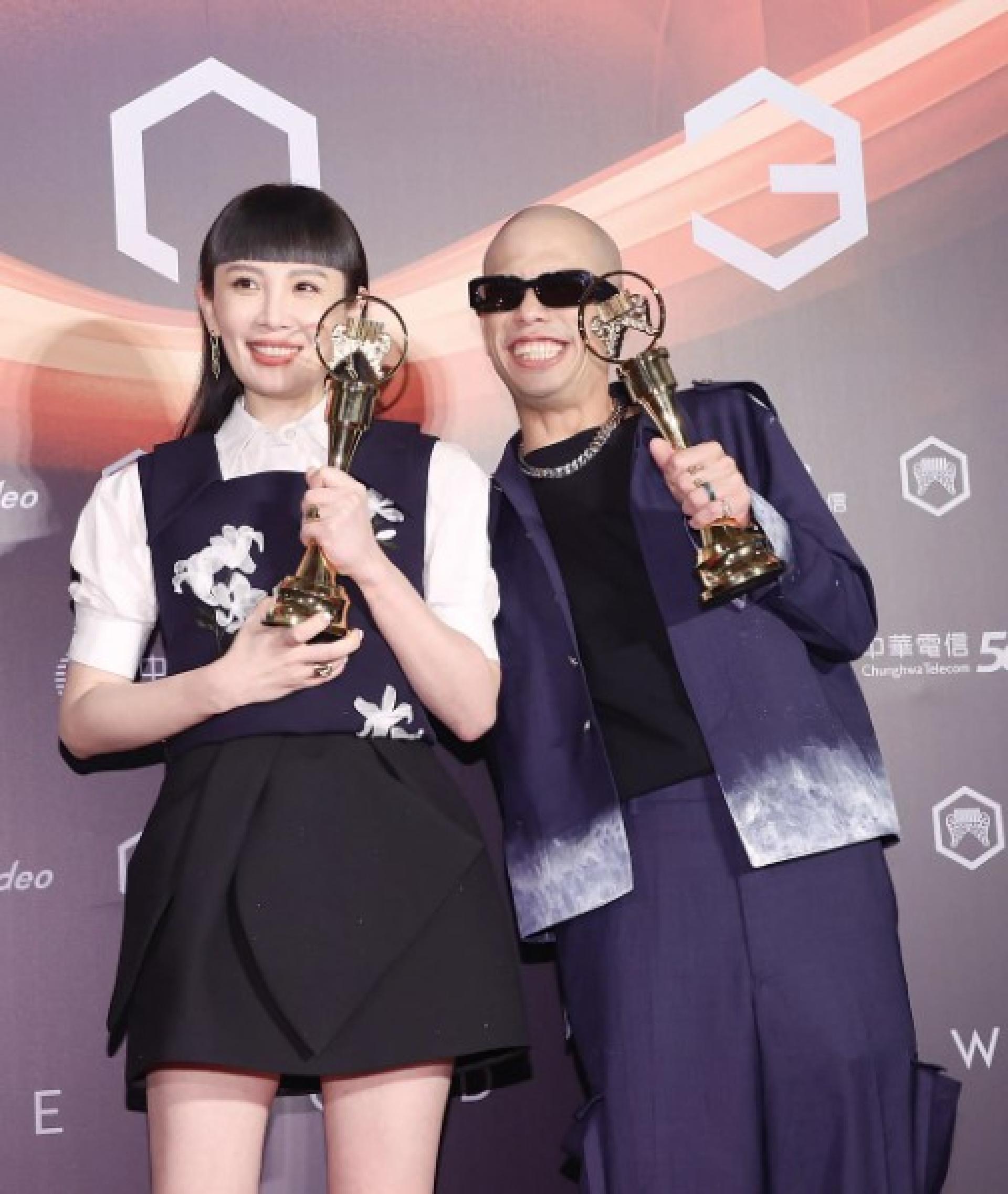 最佳华语男女歌手由吕士轩及魏如萱获得。