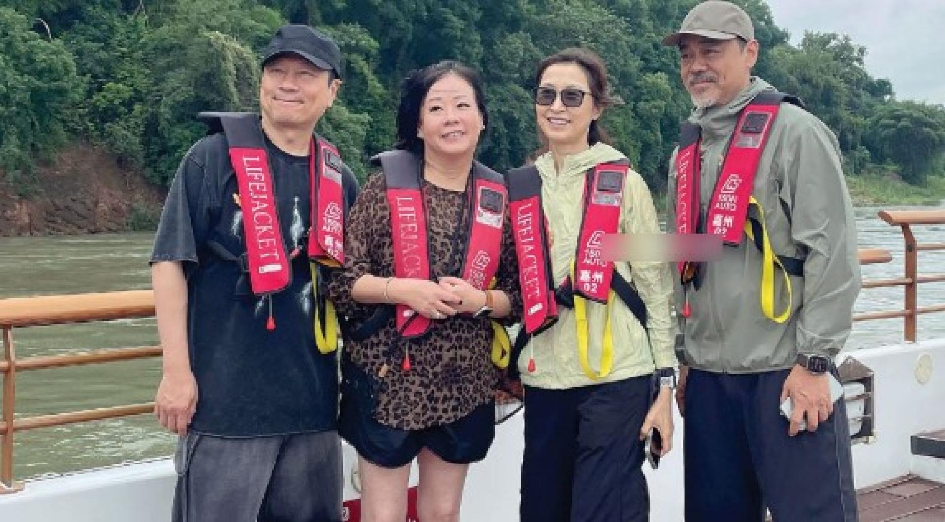 刘青云、郭蔼明夫妇（右起）日前相约黎耀祥夫妇出游。