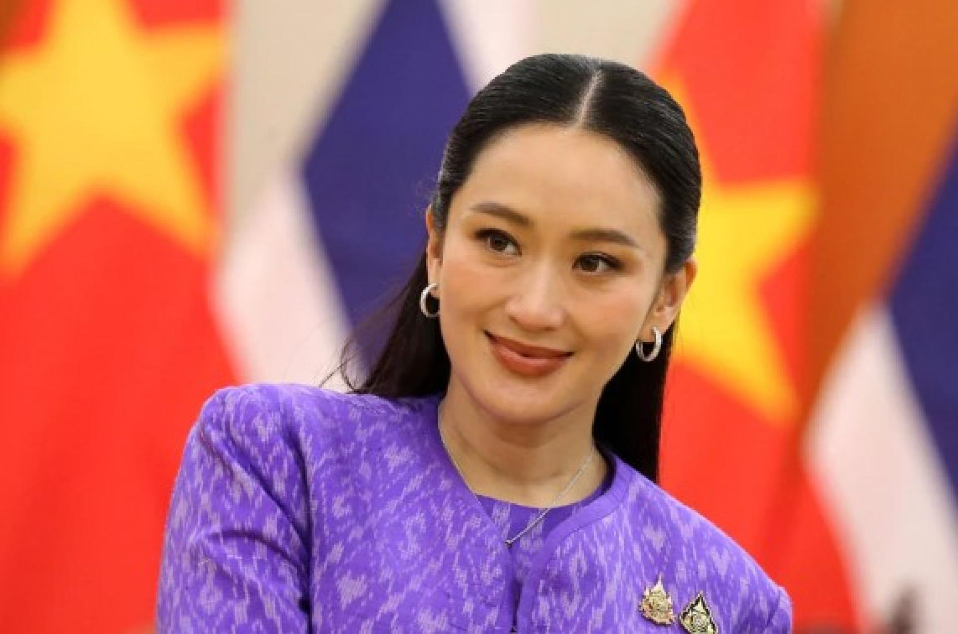 佩通坦面临内外交迫。最大在野党人民党呼吁解散国会重新大选，而执政联盟中的第二大党泰自豪党已退出联合政府。