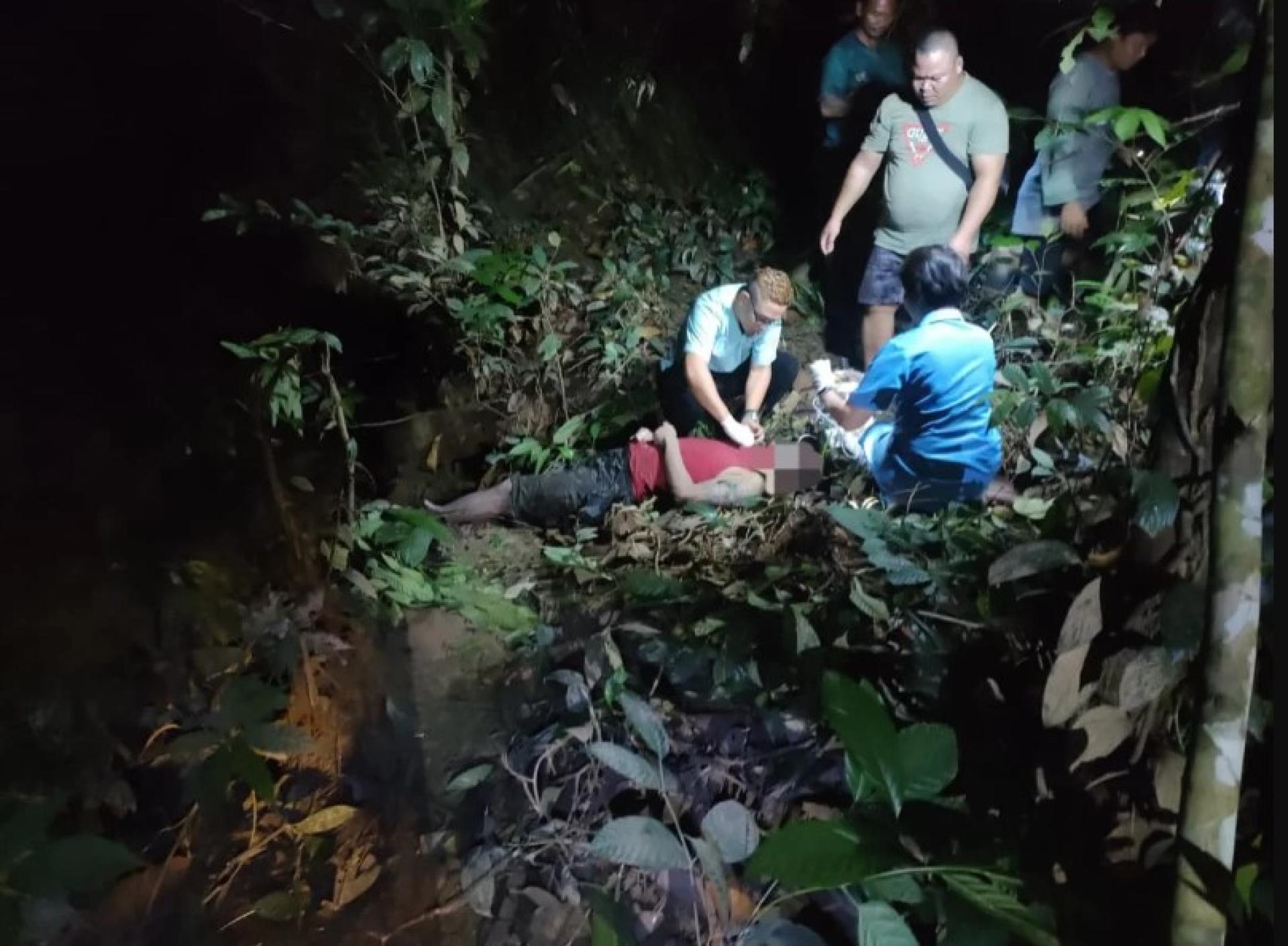 医护人员在甘榜斯基邦河岸现场确认死者死亡的现场照片。