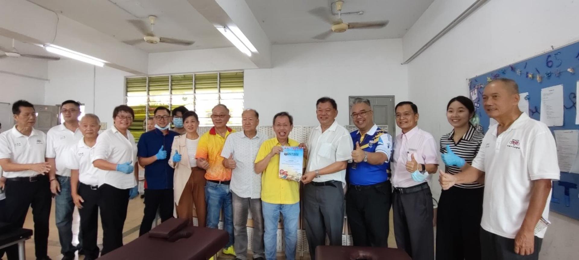 副总理拿督阿玛沈桂贤（右6）在四中校长官晨阳（右4）和校董陪同下，颁发感谢状予会诊筹委主席陈中兴（右4）。右起为高伟宁、赖柔苡、刘祐宏；左四起是叶美伺医师、沙米占宾莫哈末医师、李长钱、许爱丽医师、济兴善社社长陈瑞兴、砂同心善堂主席黄国远与校董们合影。