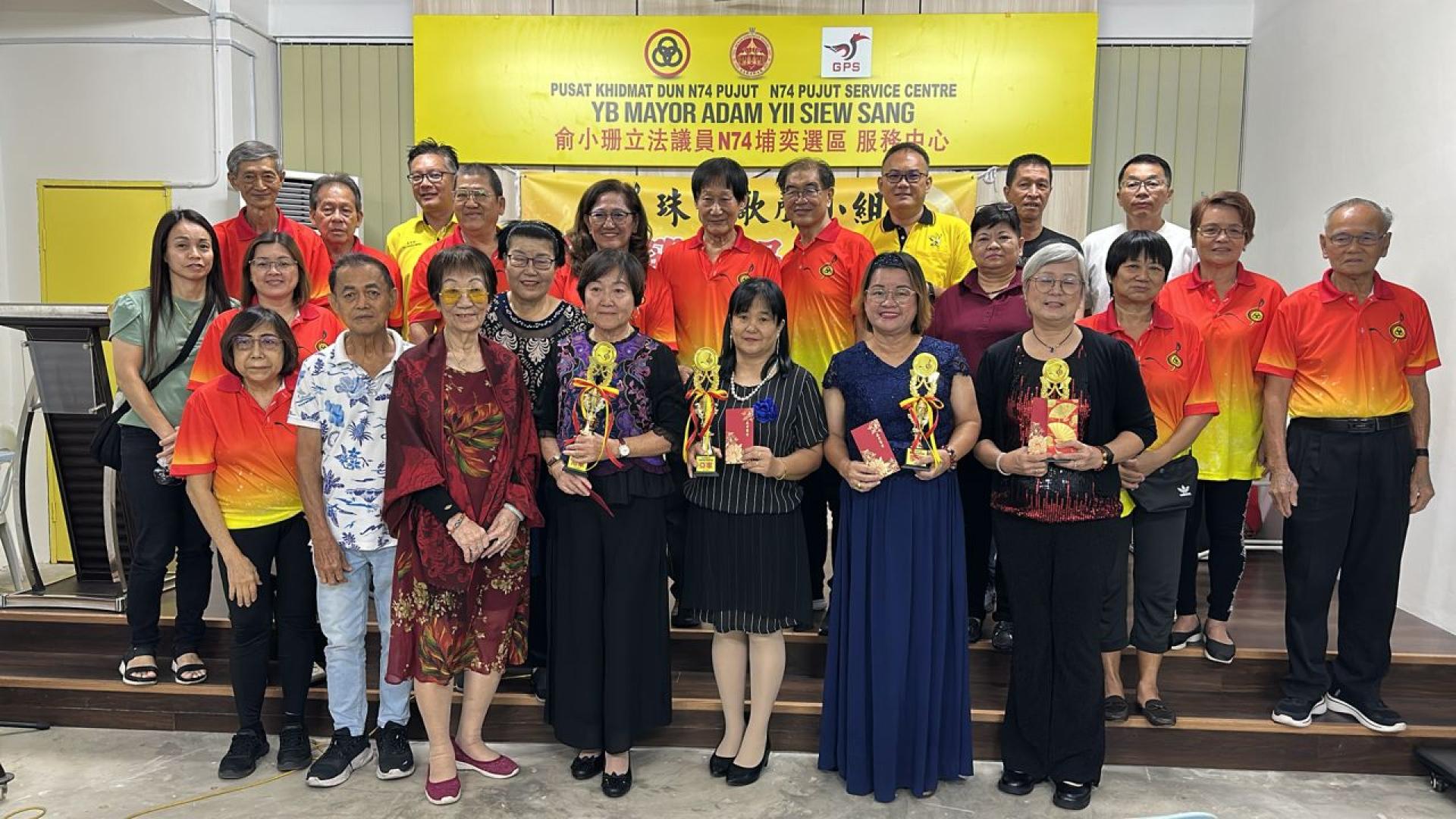 珠巴分部歌声小组双亲节组员歌唱赛冠、亚、季、殿得主于奖礼上与评审老师及筹备会成员合  影。前排左4起为冠军潘月年，亚军賴秀丽，左六季军王玉珍，殿军江小昭。