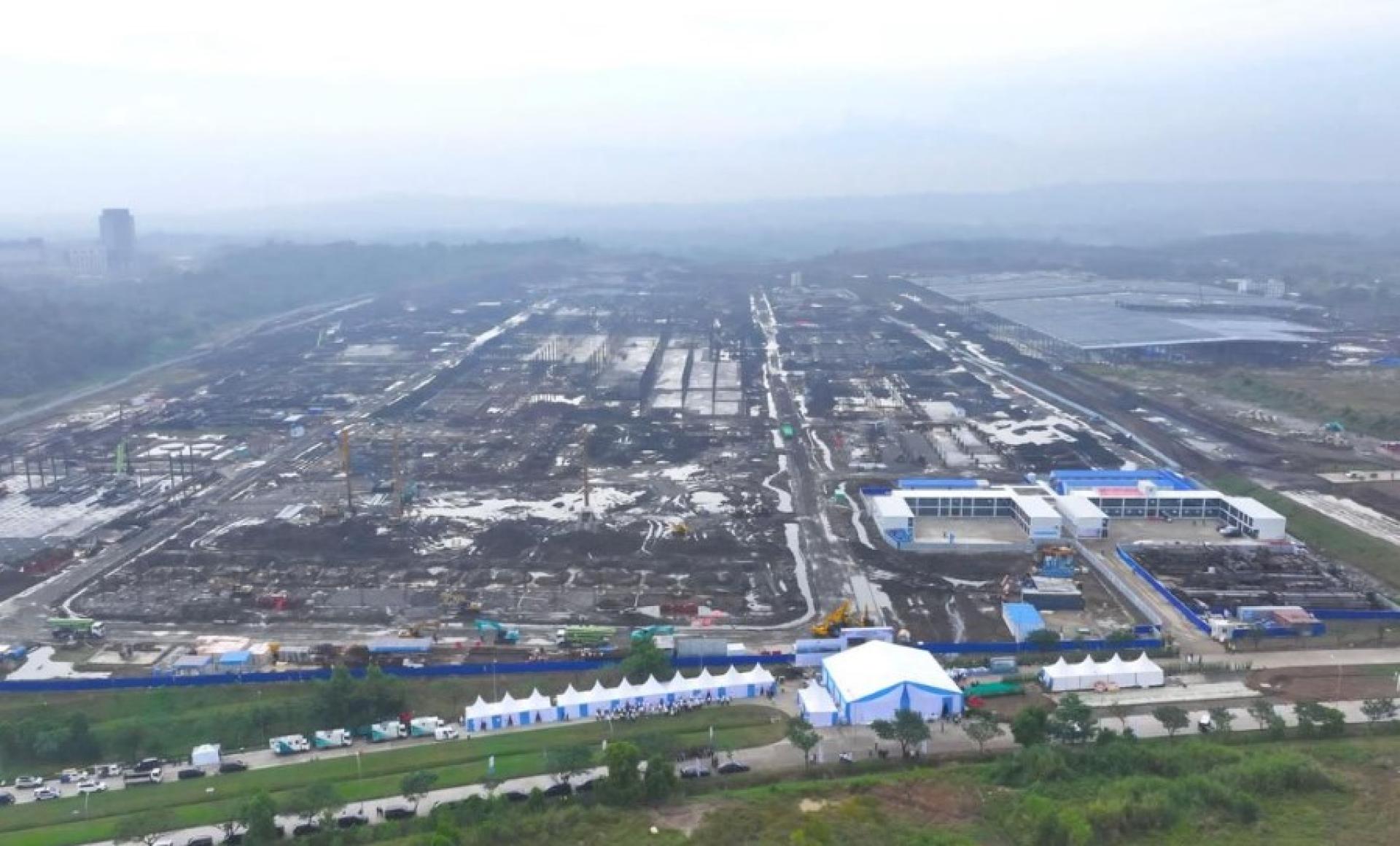 根据印尼总统府6月29日拍摄及发布的航拍照片，印尼国企与中资将在西爪哇省卡拉旺镇合作兴建电动车电池厂。这家工厂建成后，将是东南亚最大的电动车电池厂。