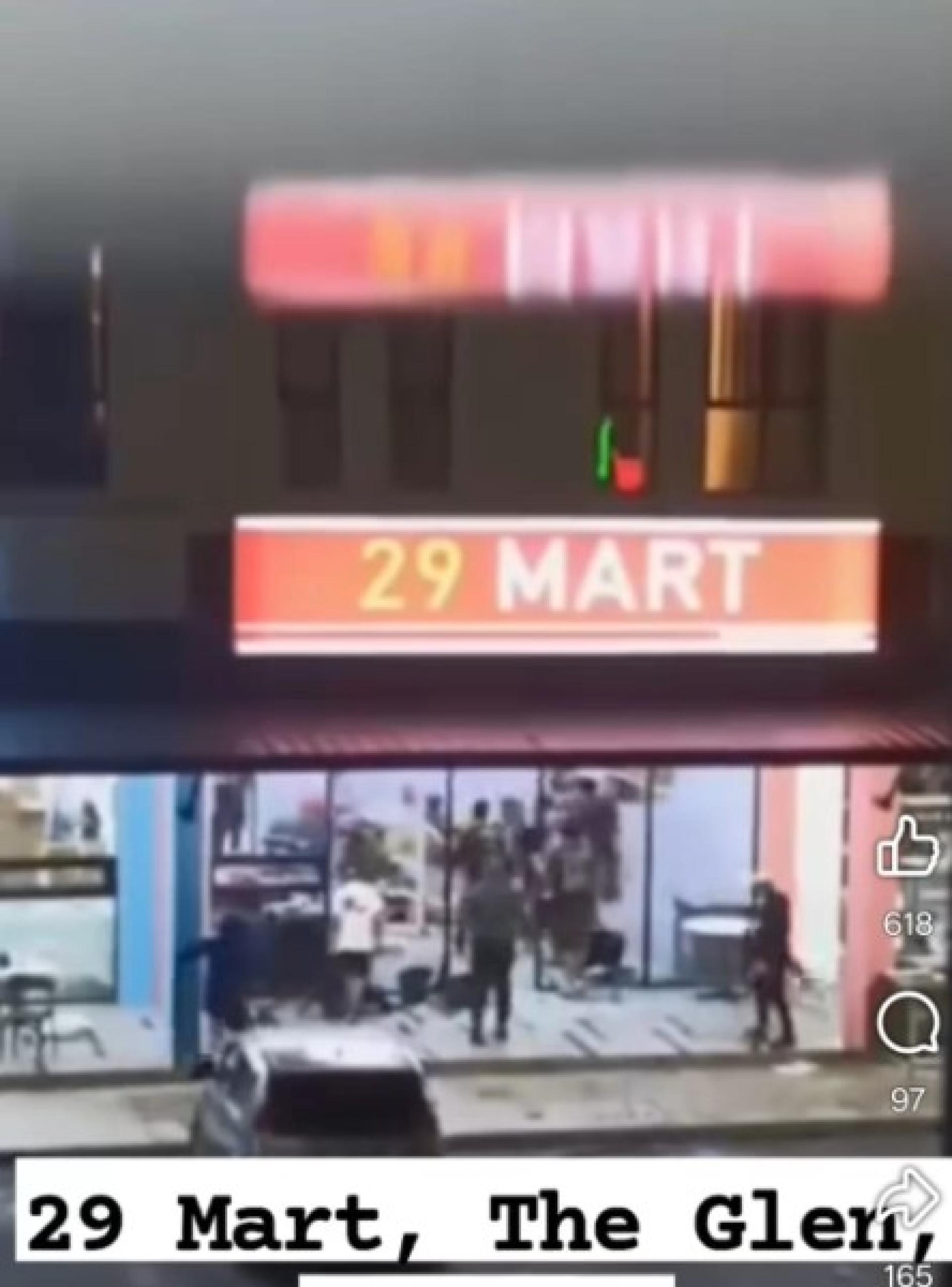视频截图显示多人在便利店内闹事并破坏财物。