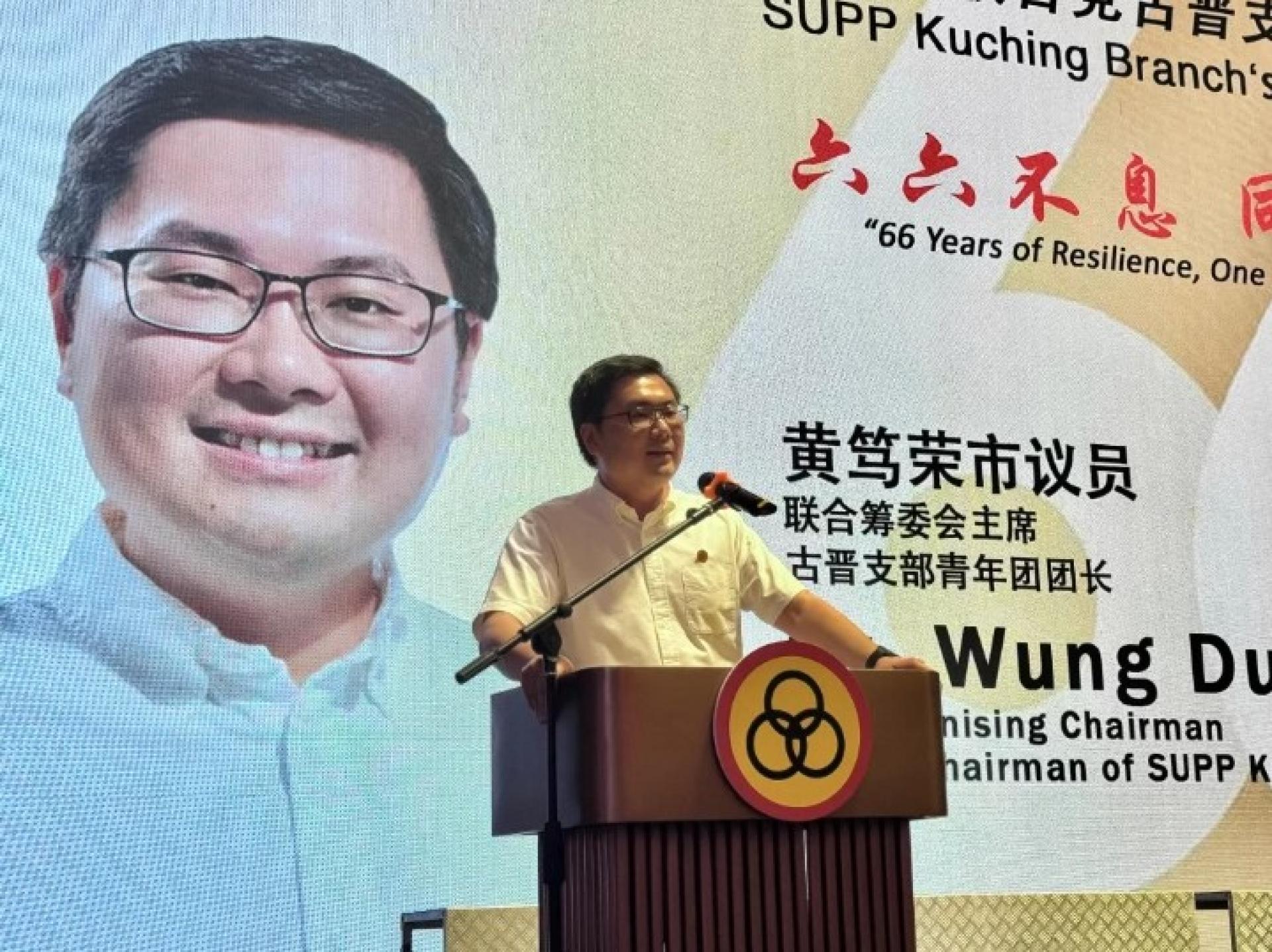 人联古晋支部青团团长黄笃荣。