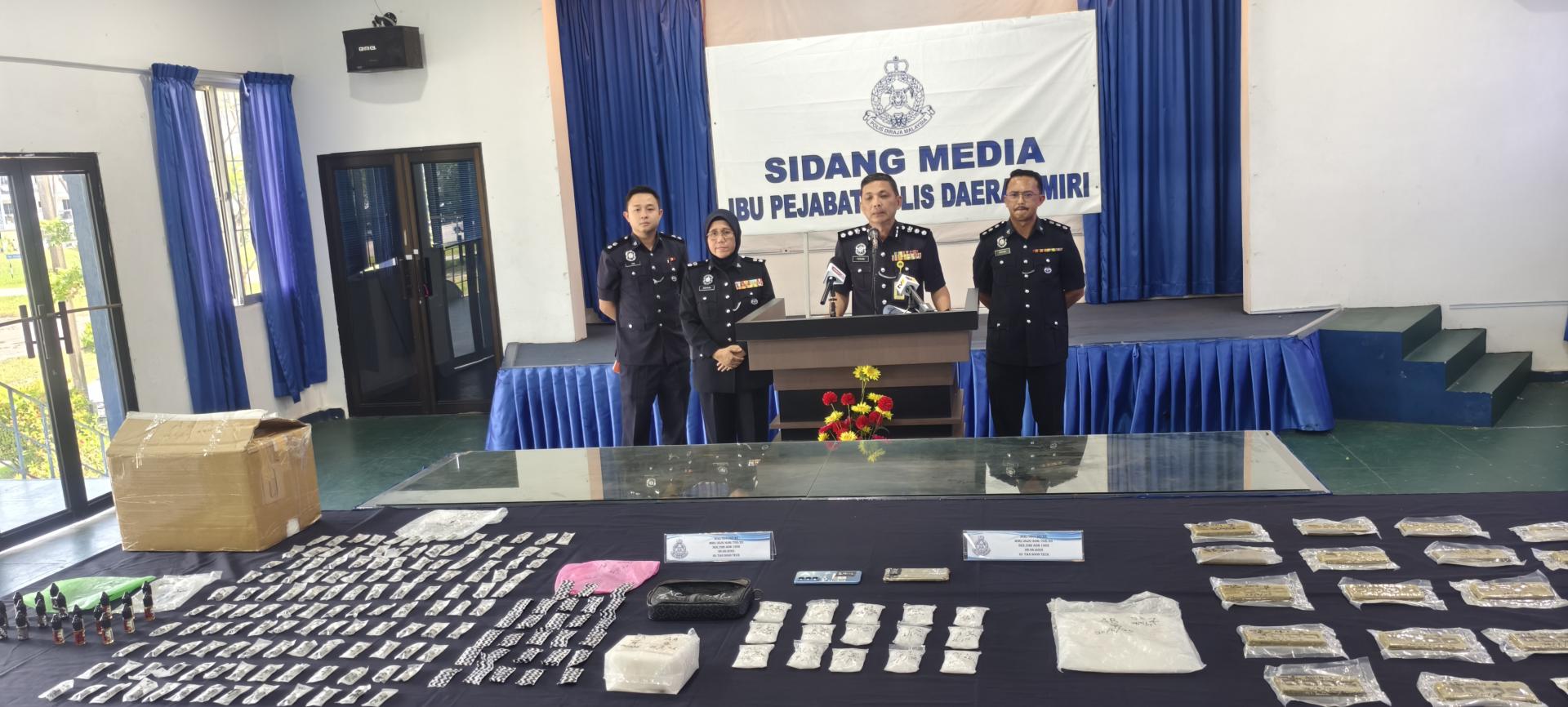 美里警区主任李炳强助理总监（左3）召开新闻发布会指出，成功捣毁美里市毒品集团，起获市值逾16万令吉毒品。左1起为美里警方毒品调查组陈聪德警长、副警区主任努拉希金副警监。