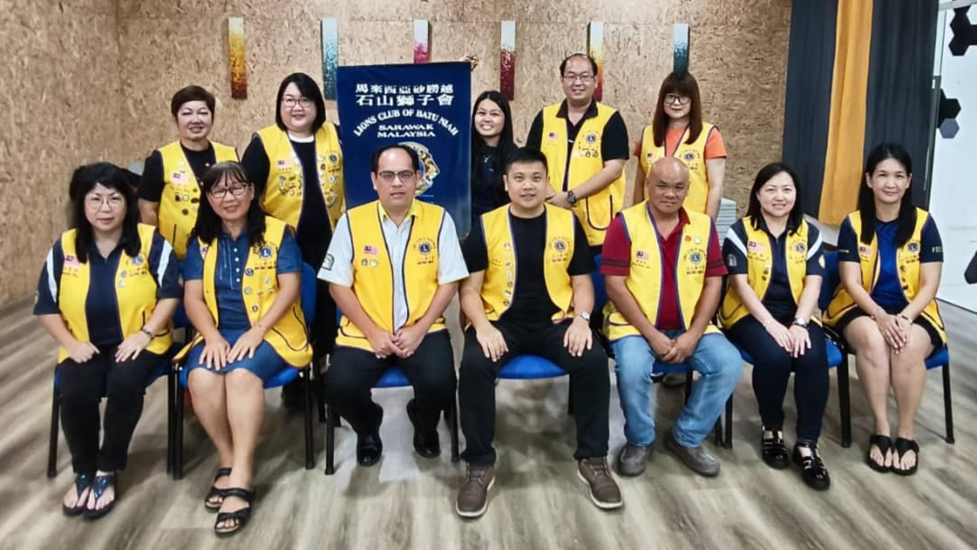 石山狮子会第24届（2025-2026年）理事会成员合影，前排中者为会长何暐奇。
