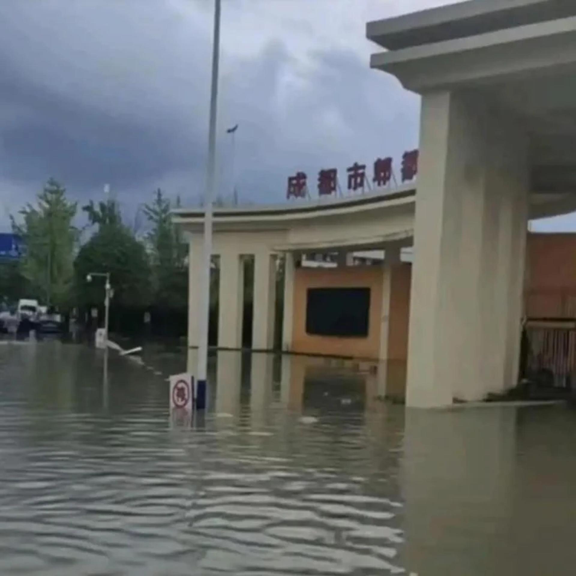 成都29日降下暴雨，一小时的雨量等于三个西湖的水量。