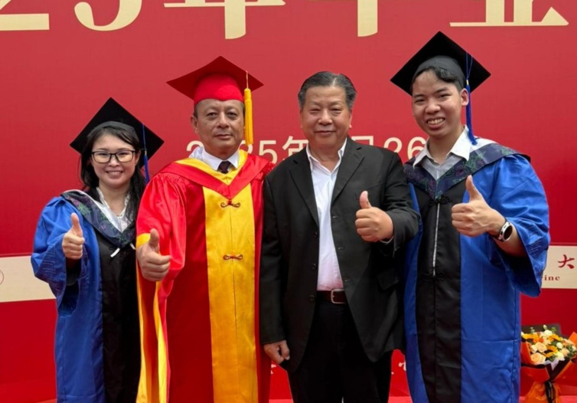 中国安徽中医药大学校长许钒（左2）与考获医学硕士学位的苏页蒨（左）及黄宗献（右）合影；右2为砂医总会长江宗兴。