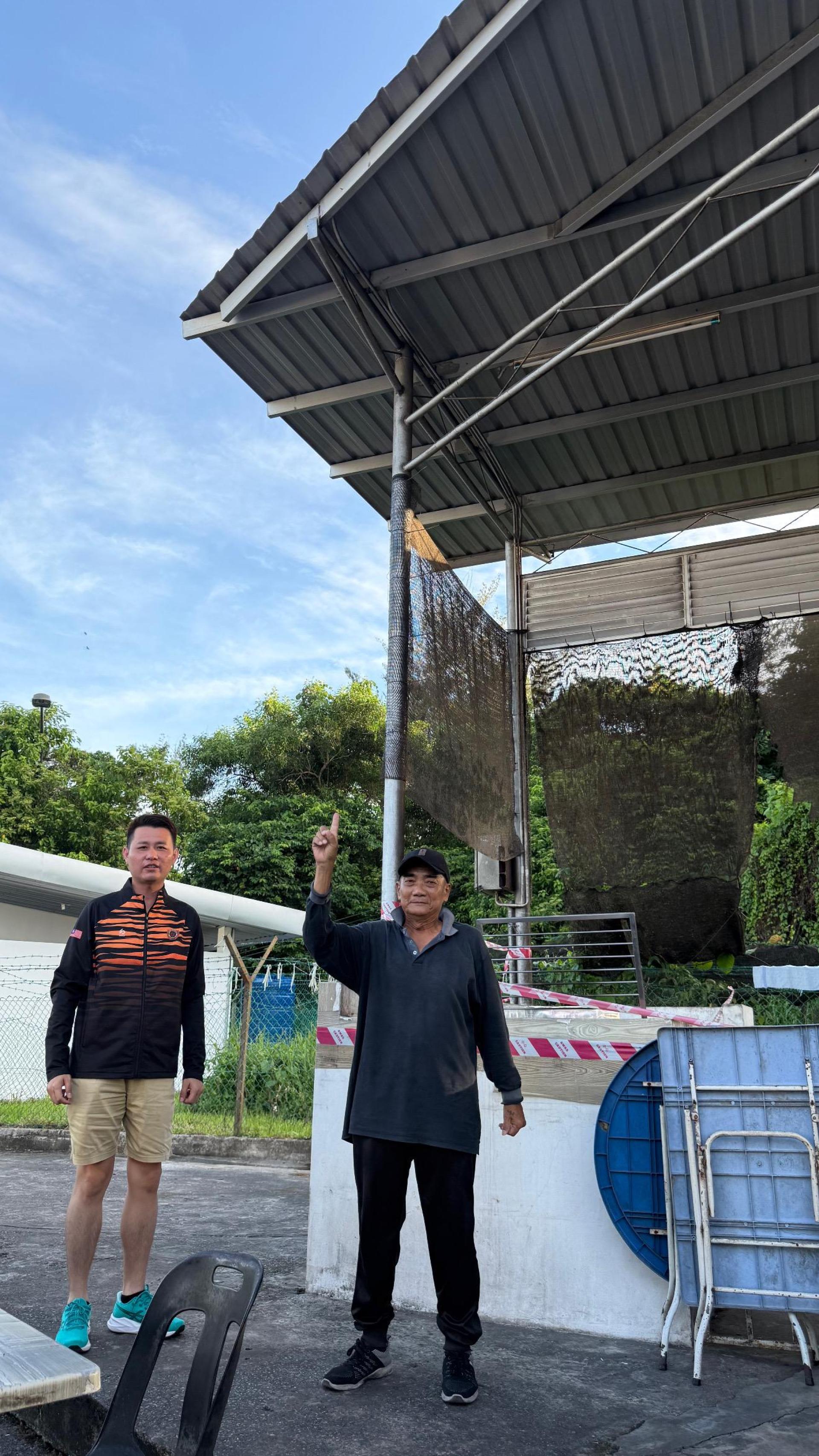 档主（右）希望市政局能够参考市集建筑另一侧的雨棚尺寸，适度拓宽烧烤档区域的屋顶，以  便雨天营业不受阻，保障档主生计与食客用餐体验。左是林思健。