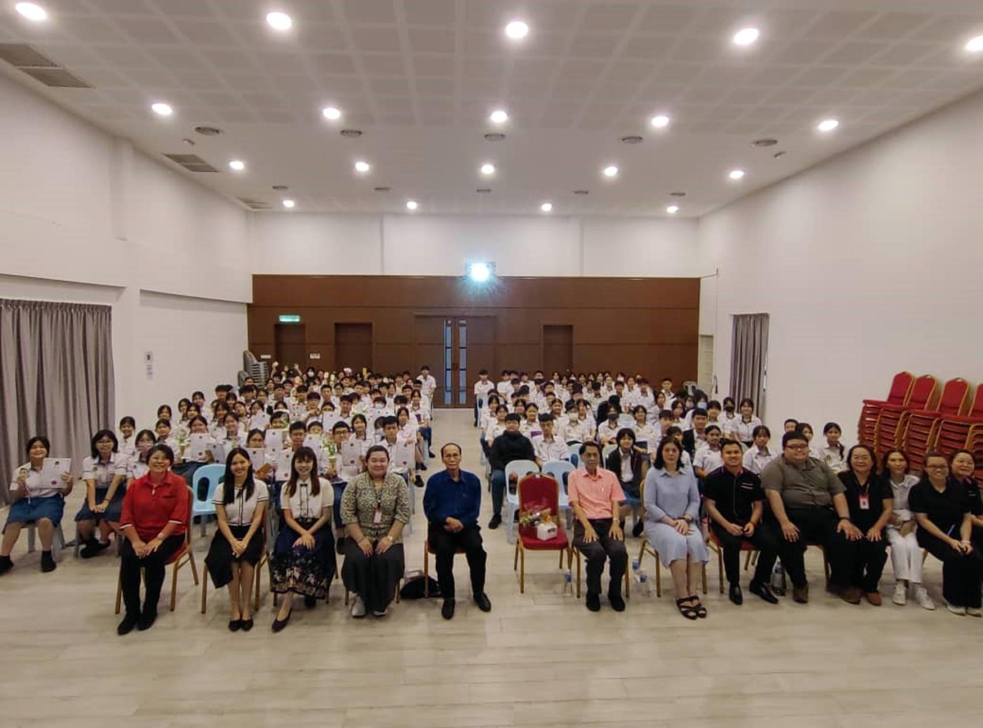 廉律中学“校园华语趣味辩论及比手画脚竞赛”颁奖典礼  全体师生及嘉宾大合照。