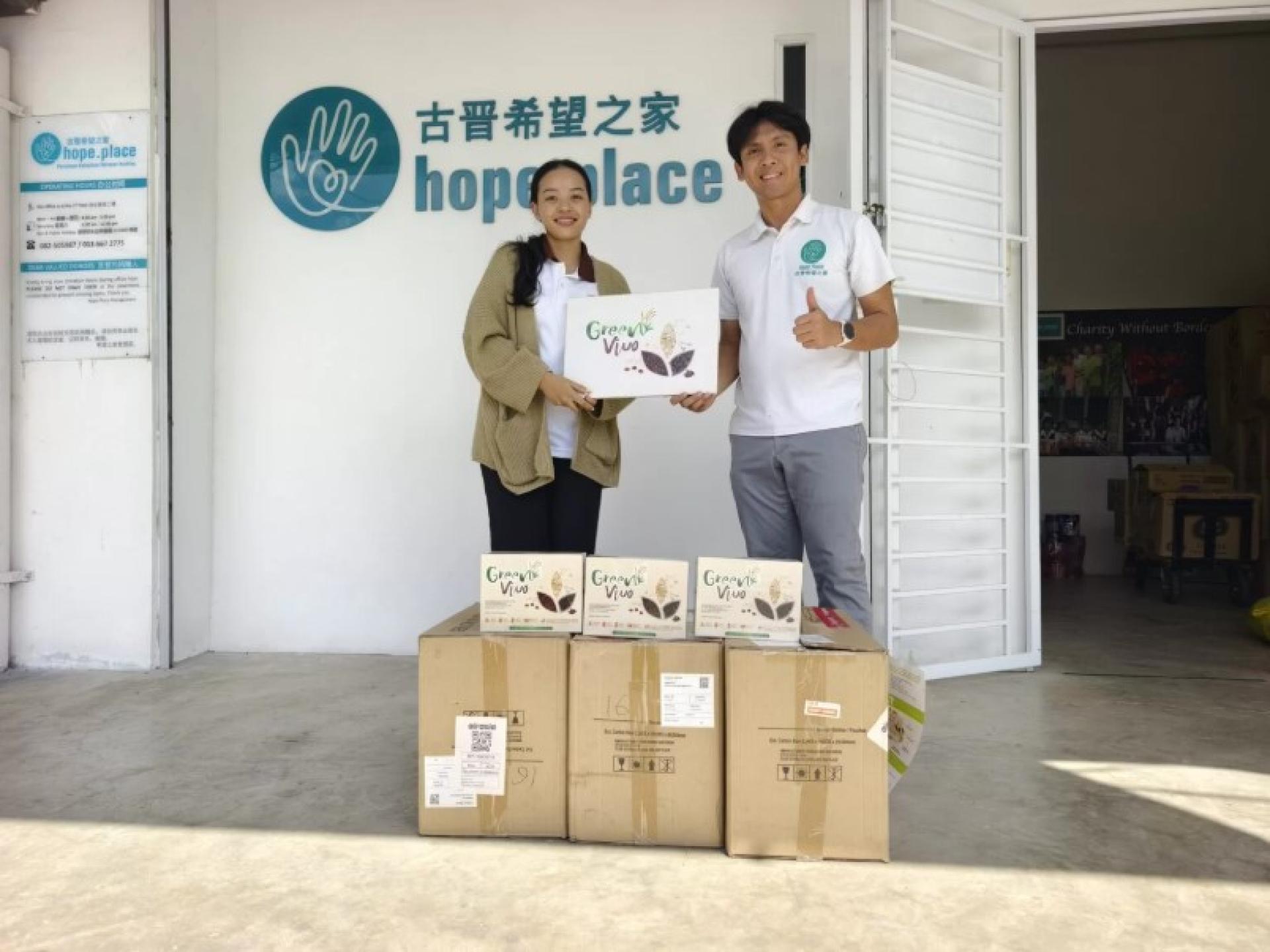希望之家的Griffin Deng（右）接收Green Vivo代表捐赠的物资。
