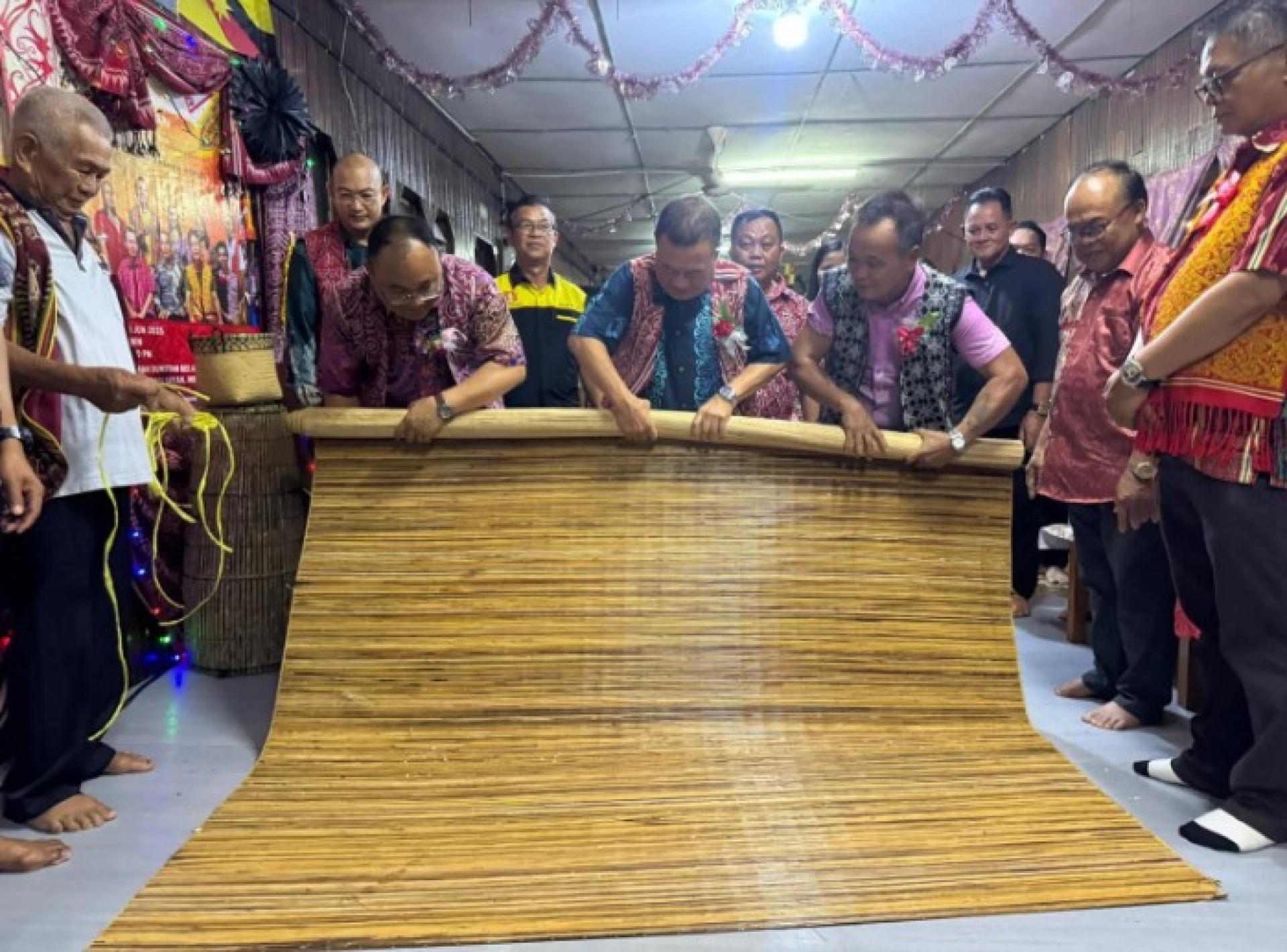 雅谷（中）昨晚主持2025年沐胶县达雅族丰收节卷席仪式庆典的象征性开幕仪式。