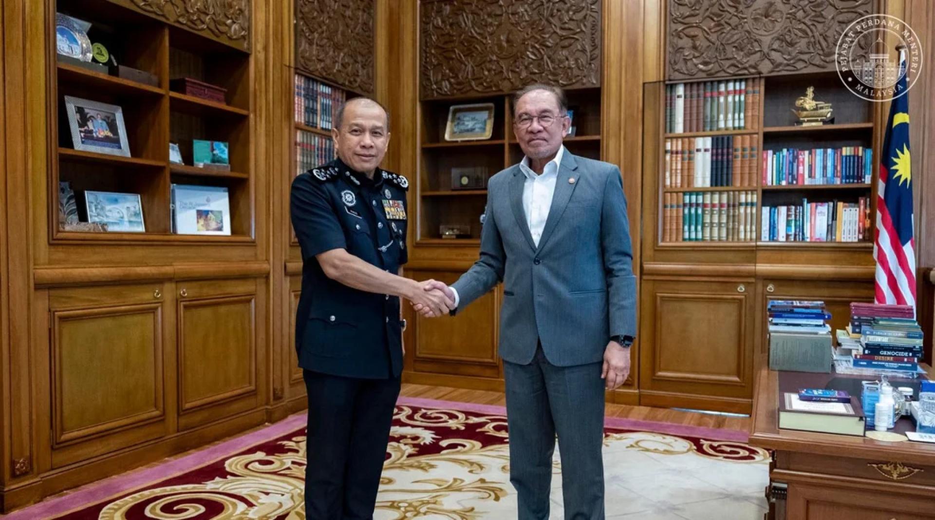 首相安华在脸书分享接见警队一哥莫哈末卡立时传达的叮嘱。